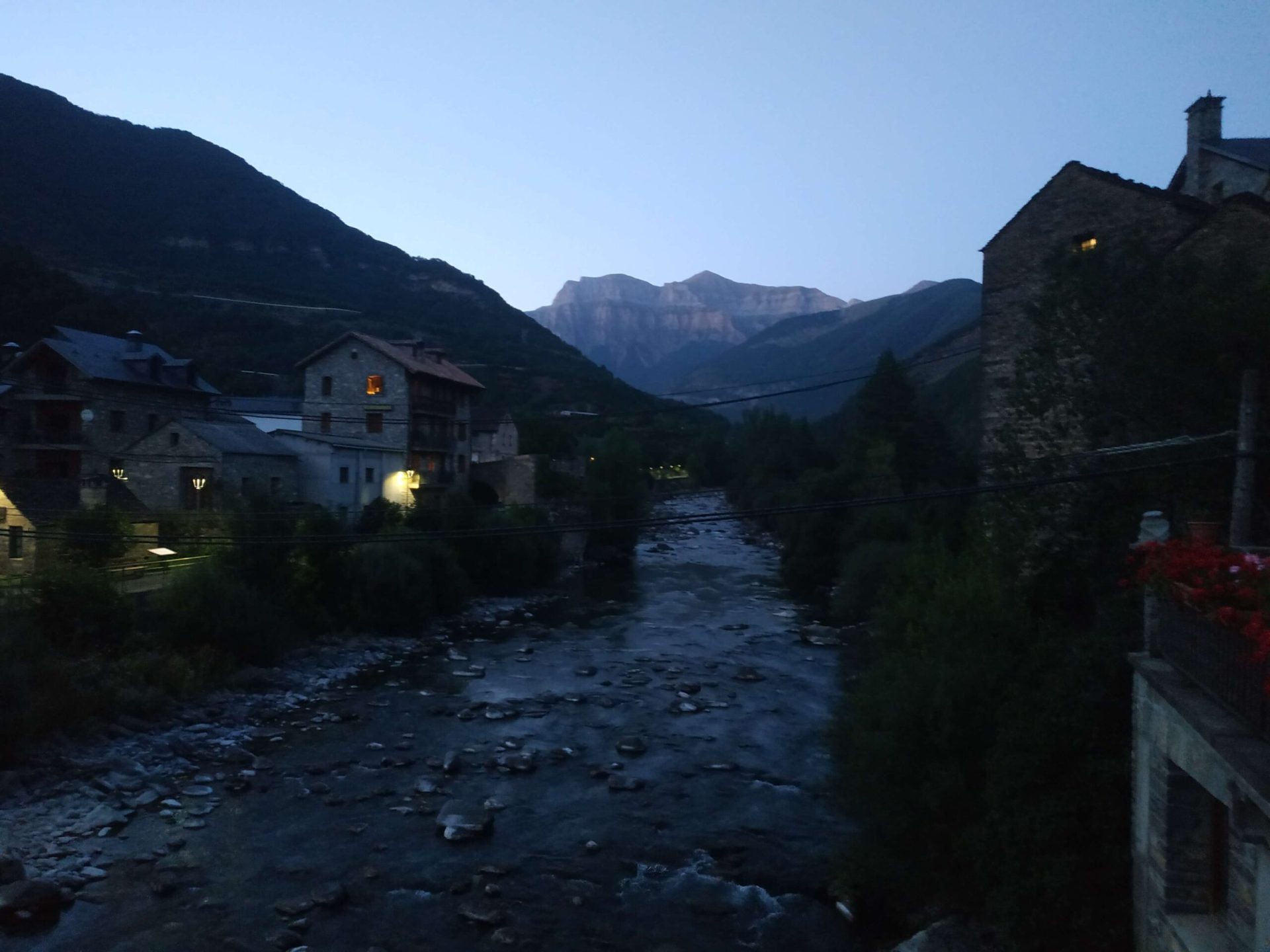 Broto de noche río Ara