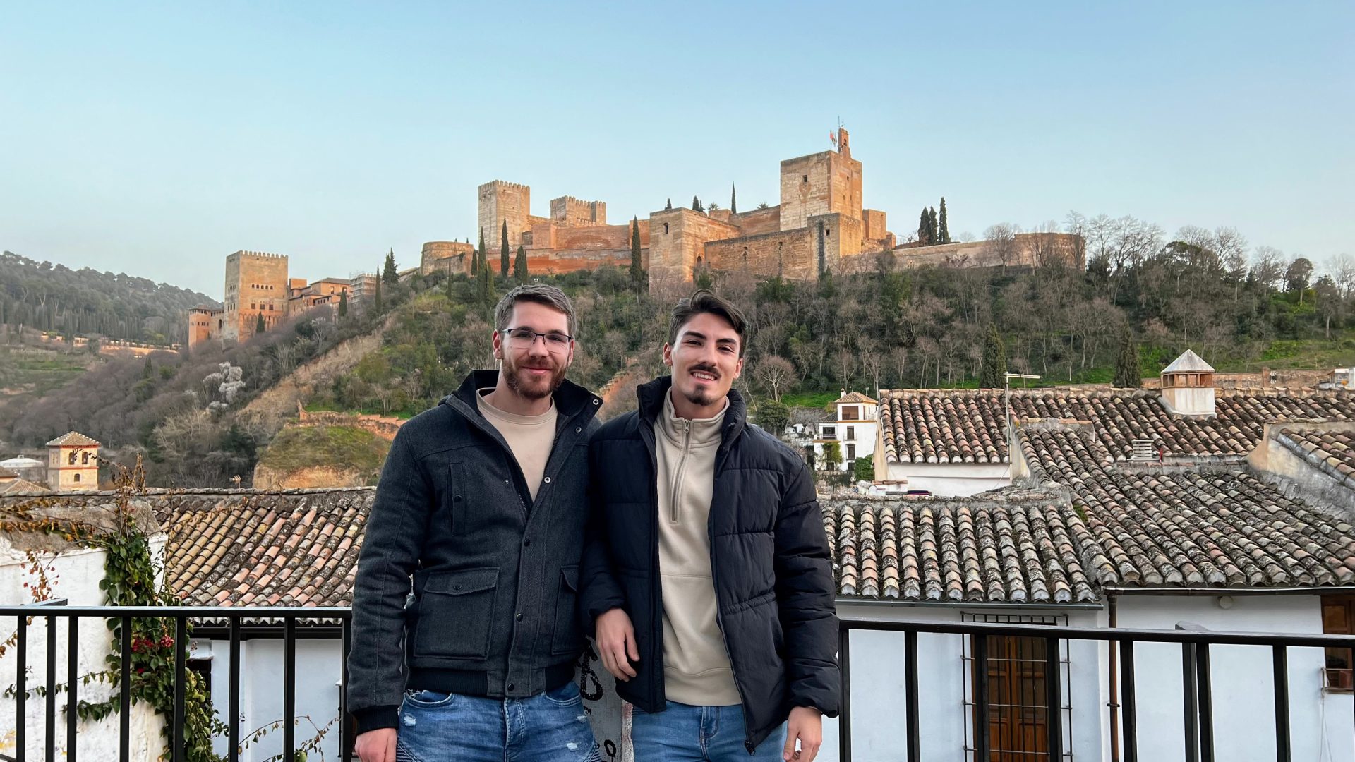 Aarón y Álvaro frente a la Alhambra.