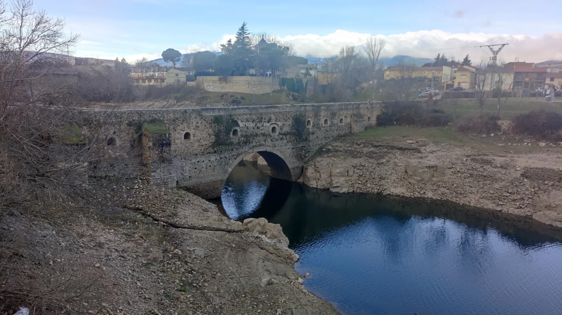 Puente y rio Lozoya