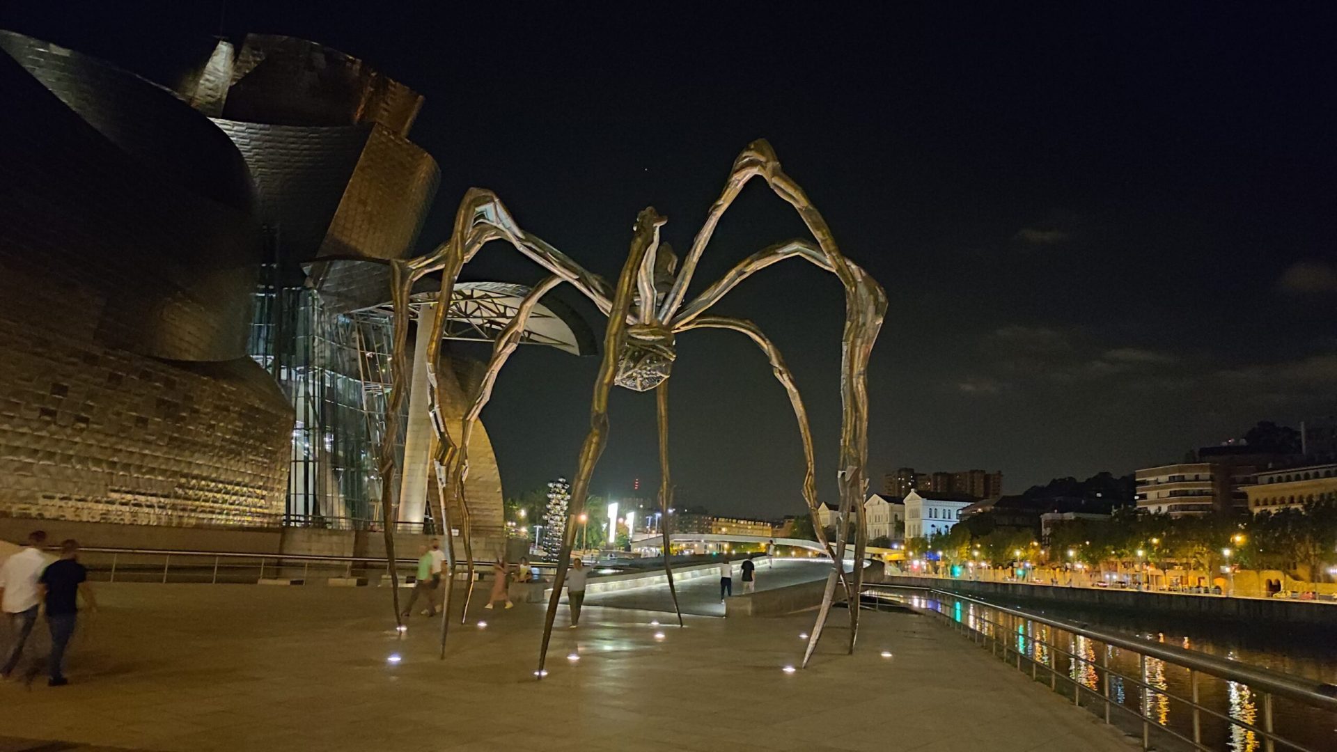 Araña Museo Guggenheim Bilbao de noche