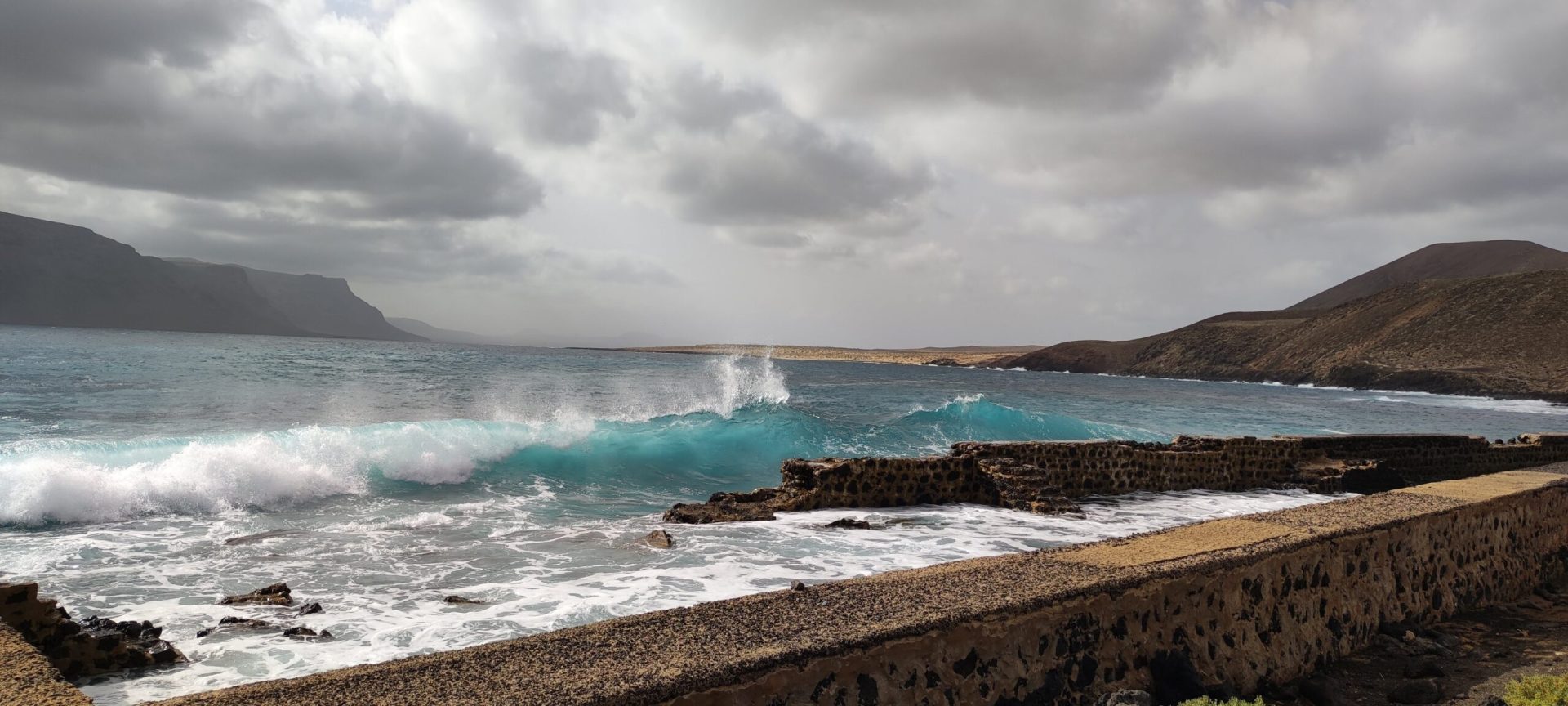 Rompeolas en Pedro Barba
