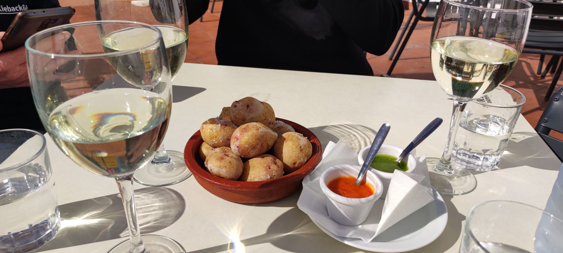 Teleclub Mancha Blanca, papas arrugadas con mojo y vino blanco