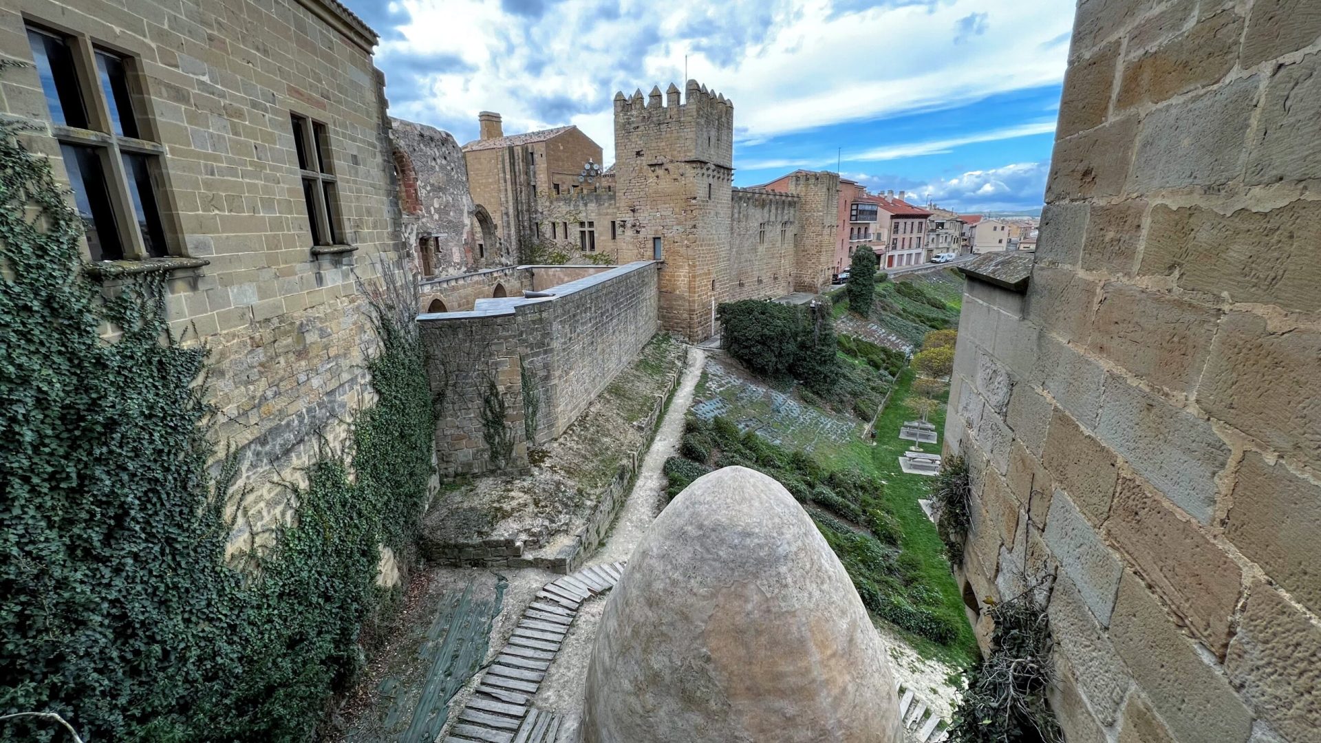Nevero, Olite