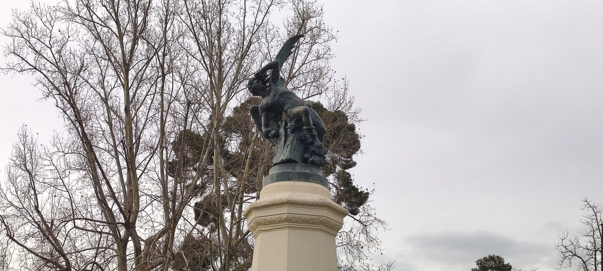 Estatua del Ángel Caído, Retiro, Madrid