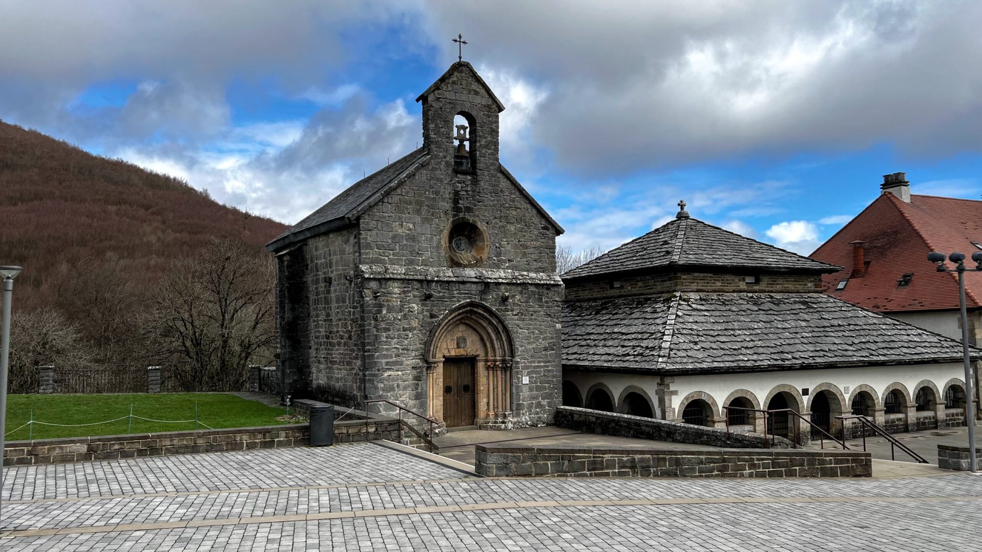 Iglesia de los Peregrinos y Silo de Carlo Magno