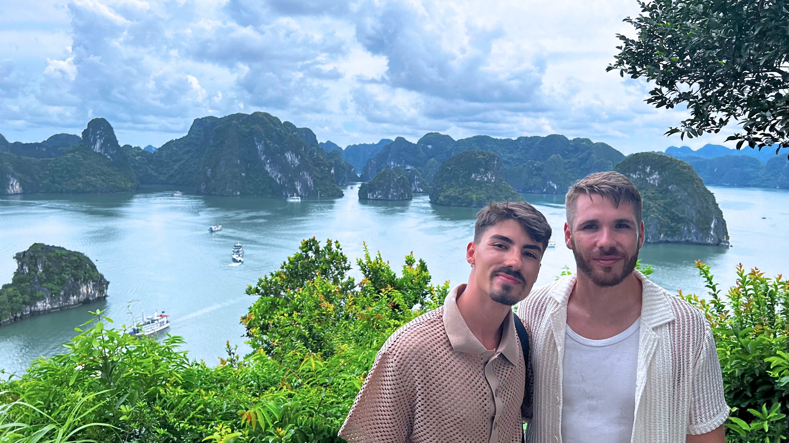 Álvaro y Aarón en la Bahía de Ha Long