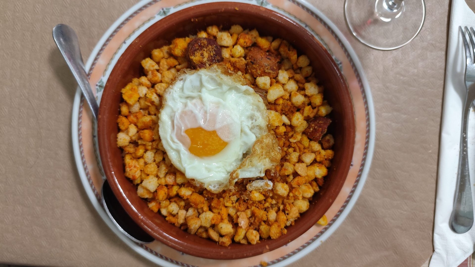Migas con huevo frito.