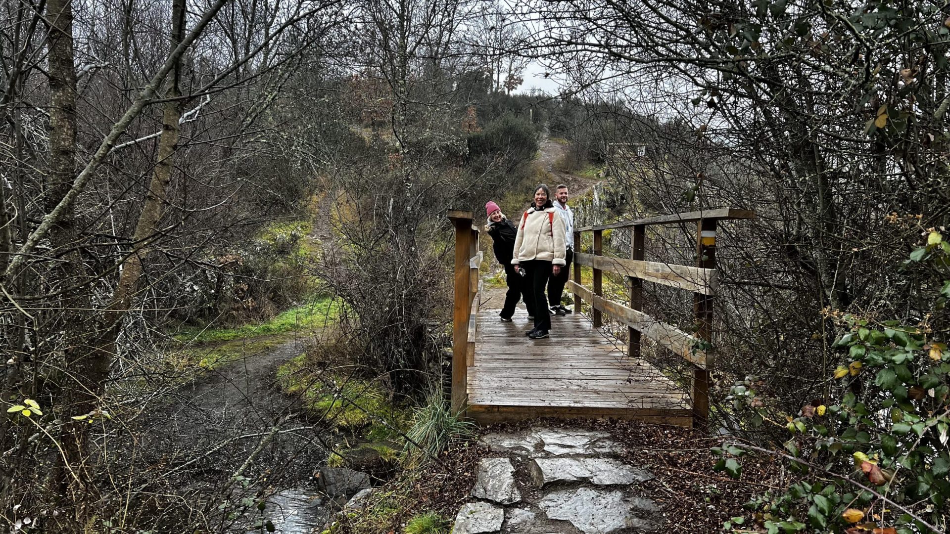 Puente de madera, ruta cascadas del aljibe