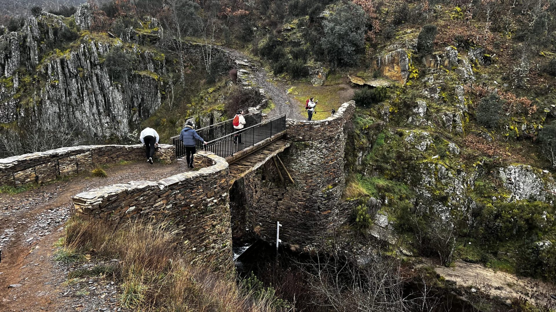 Puente a Matallana desde el sendero.