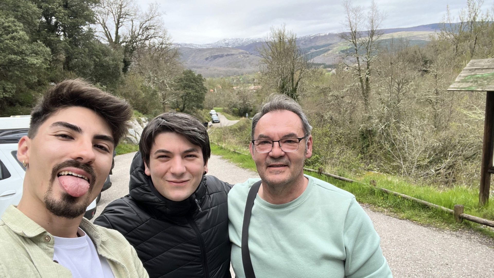 Álvaro Ismael y Emilio en el parking de la Cueva Ermita de San Bernabé, Burgos.
