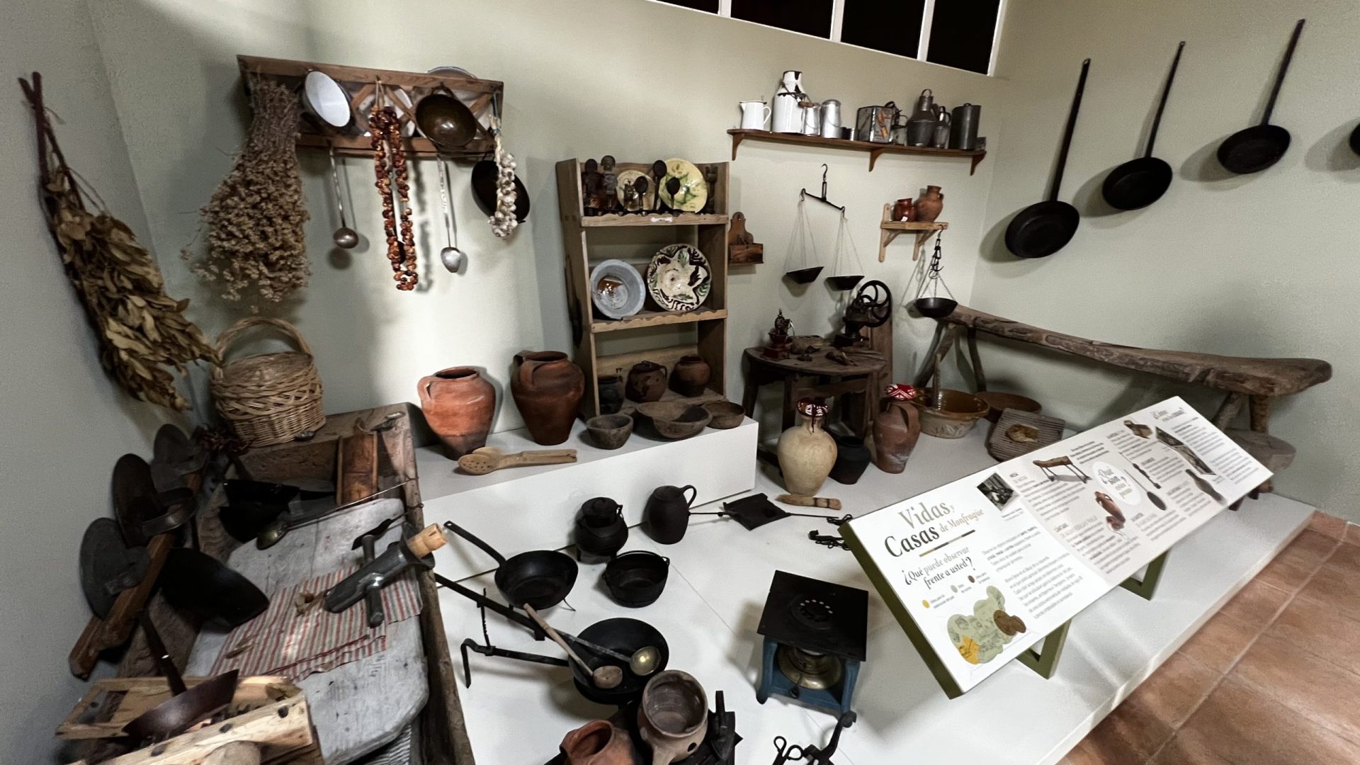 Centro de Interpretación de la Huella del Hombre en Monfragüe, Serradilla, Cáceres