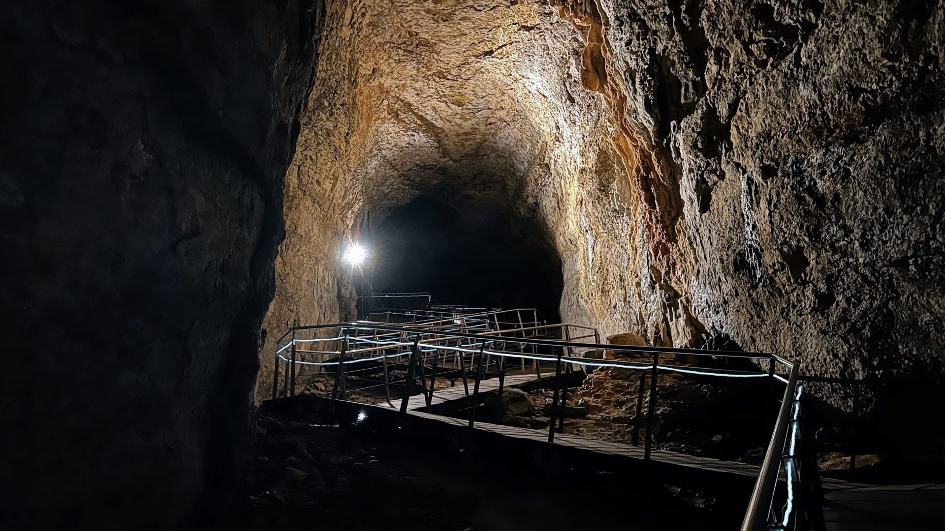 Interior de la Cueva Palomera, Burgos.