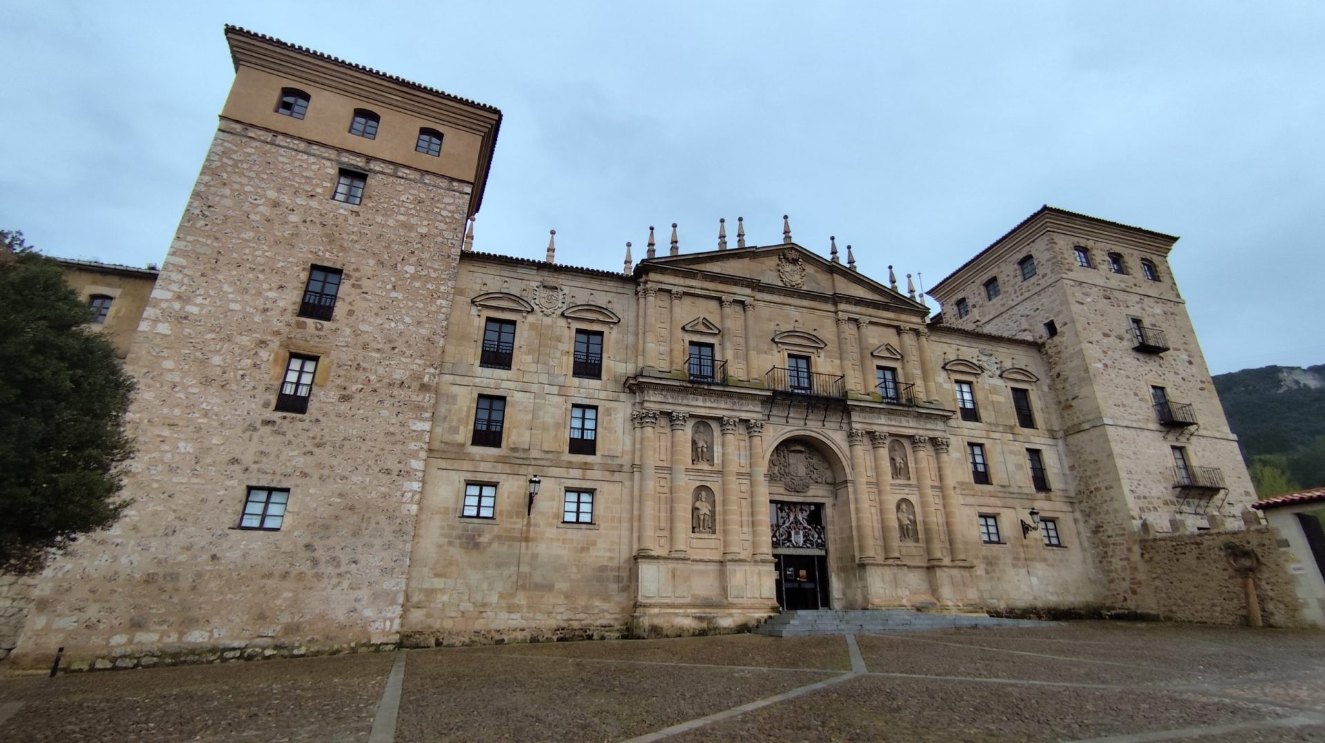 Fachada Monasterio de San Salvador, Oña, Burgos.