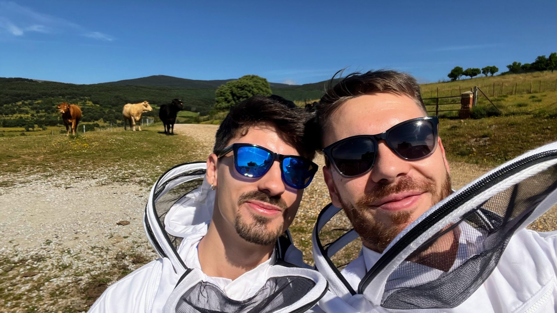 Álvaro y Aarón con el traje de apicultor.