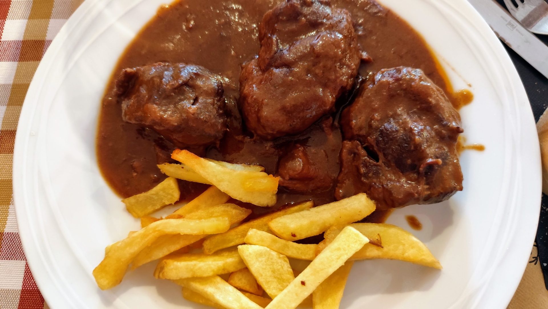 Carrilleras con patatas.