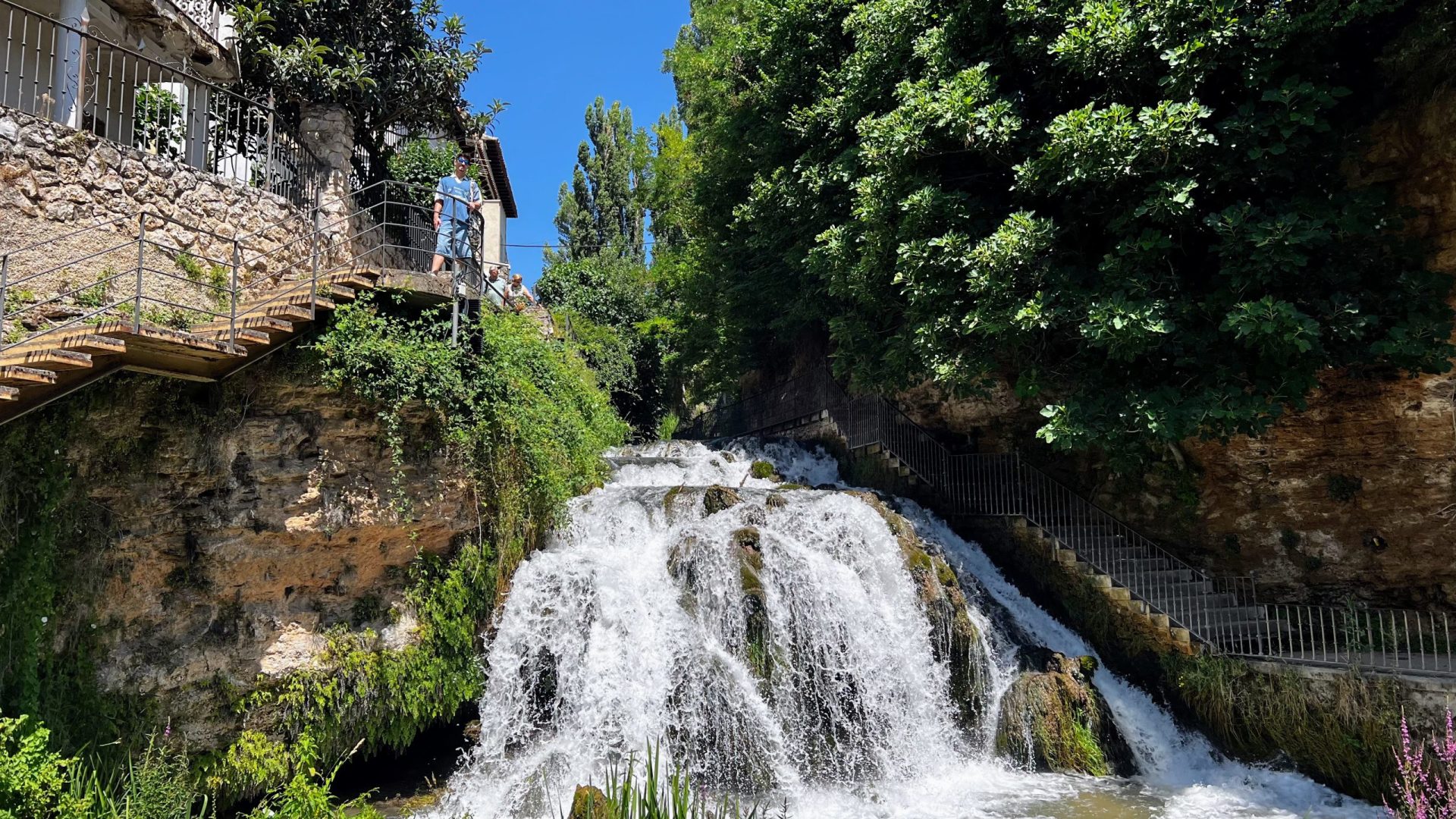 Álvaro en la cascada pequeña de Trillo.