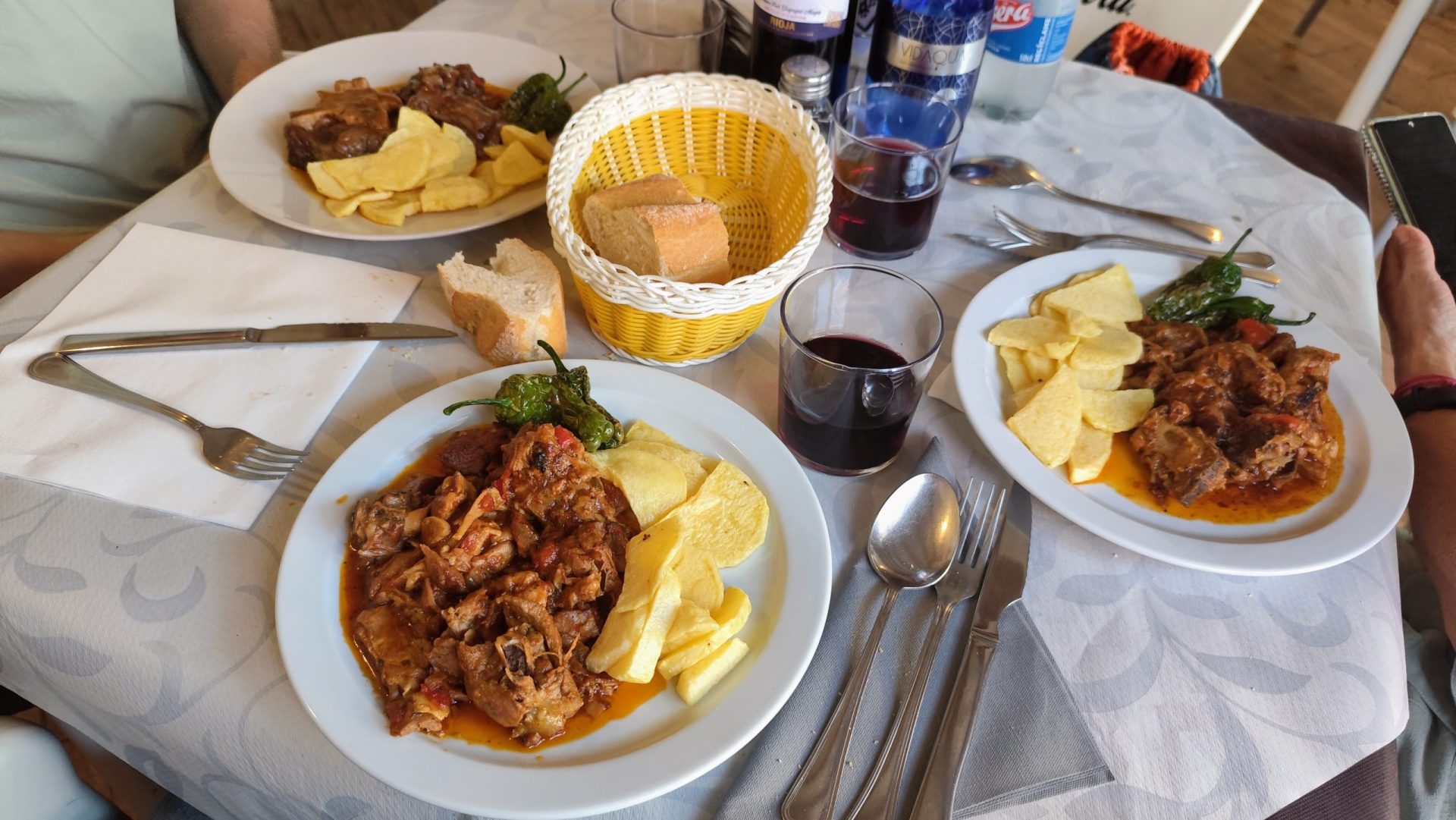 Comiendo en Chillarón del Rey.