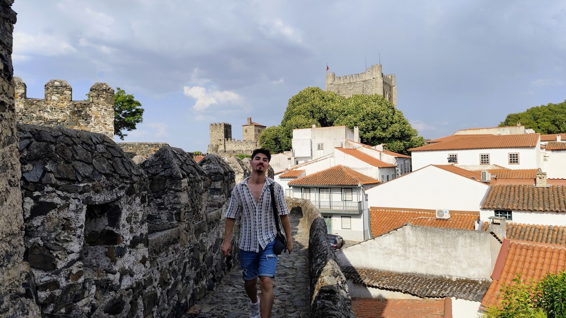 Álvaro en las murallas de Braganza.
