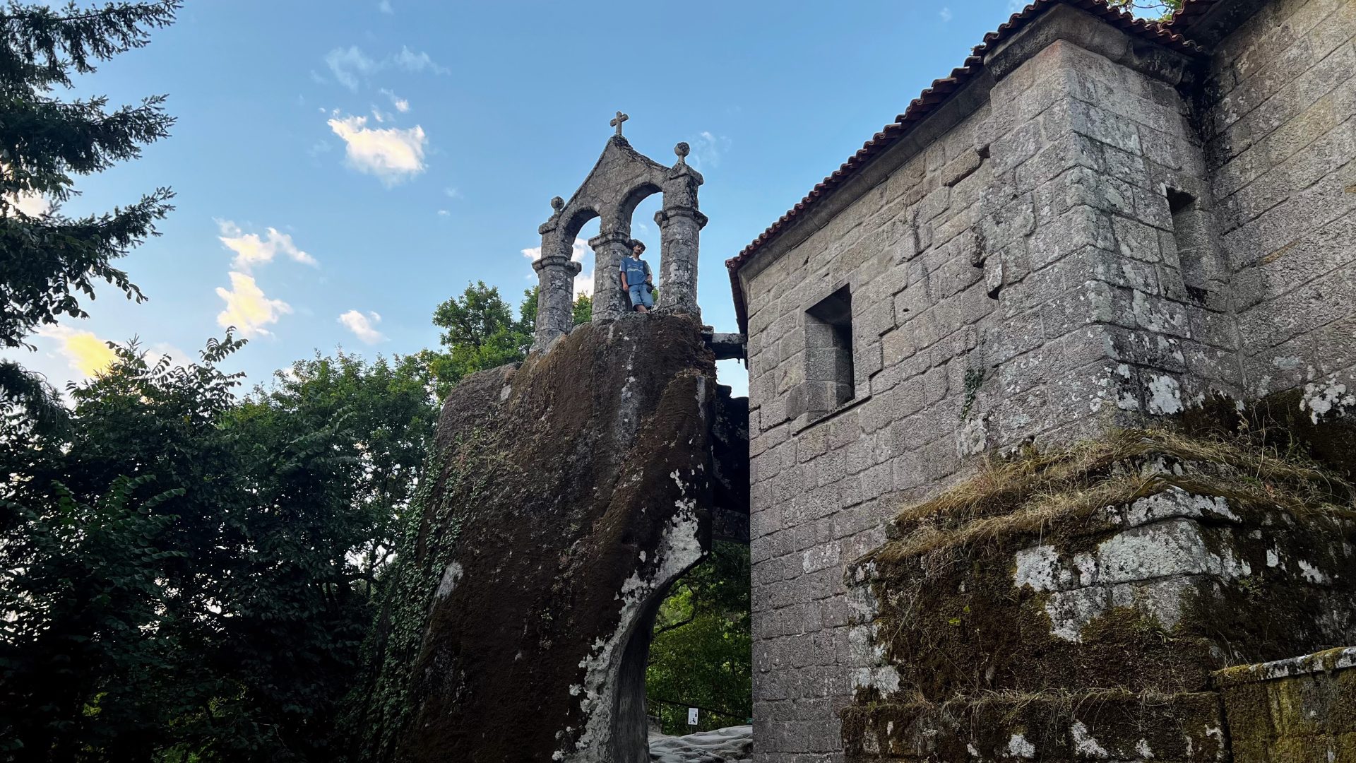 Álvaro en el Monasterio de San Pedro de Rocas.
