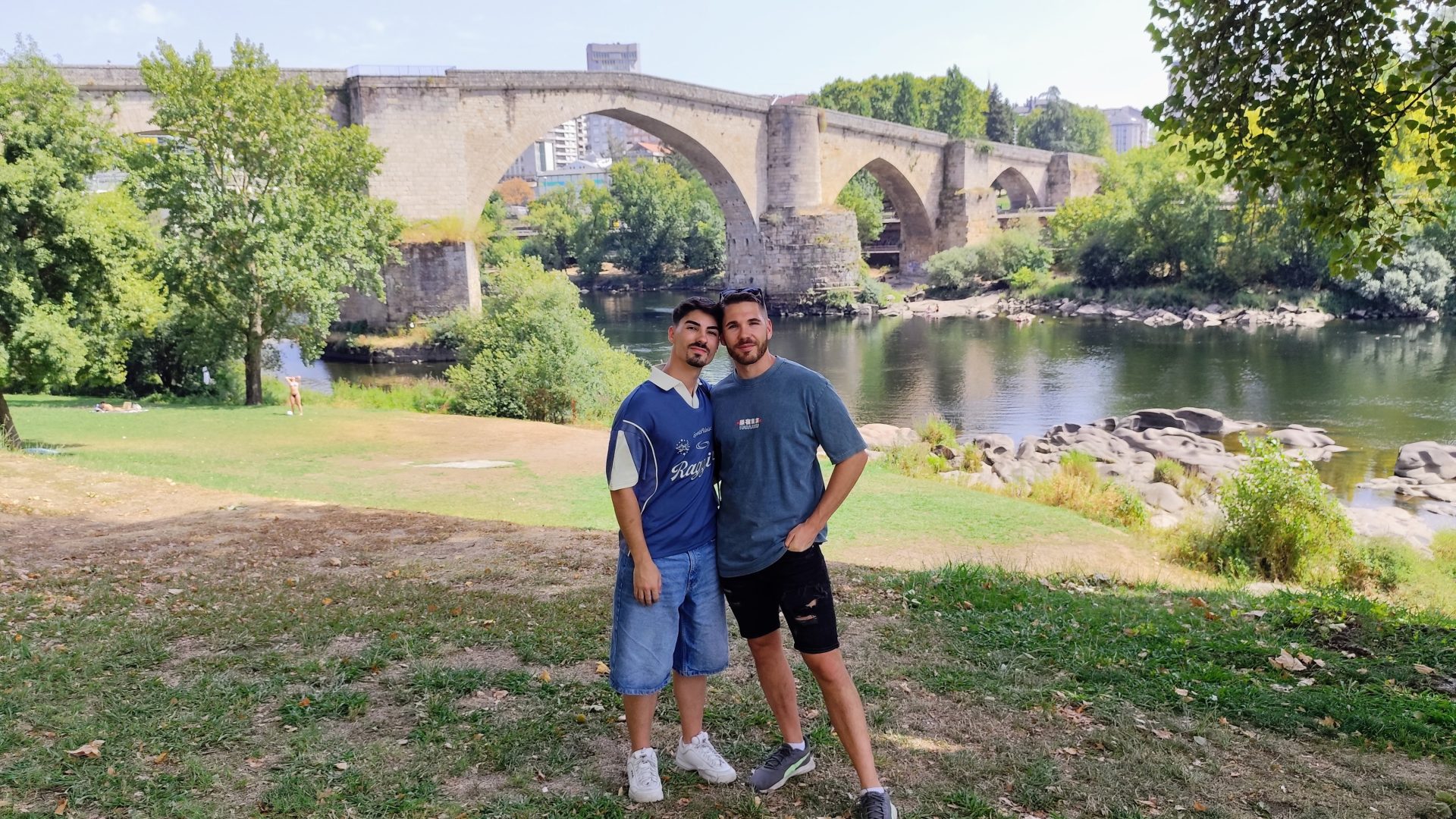 Álvaro y Aarón en el Puente Romano de Ourense.
