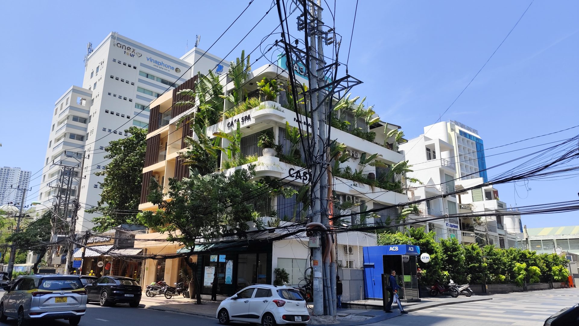 Infraestructura en Vietnam. Edificio moderno en Nha Trang y cableado visto