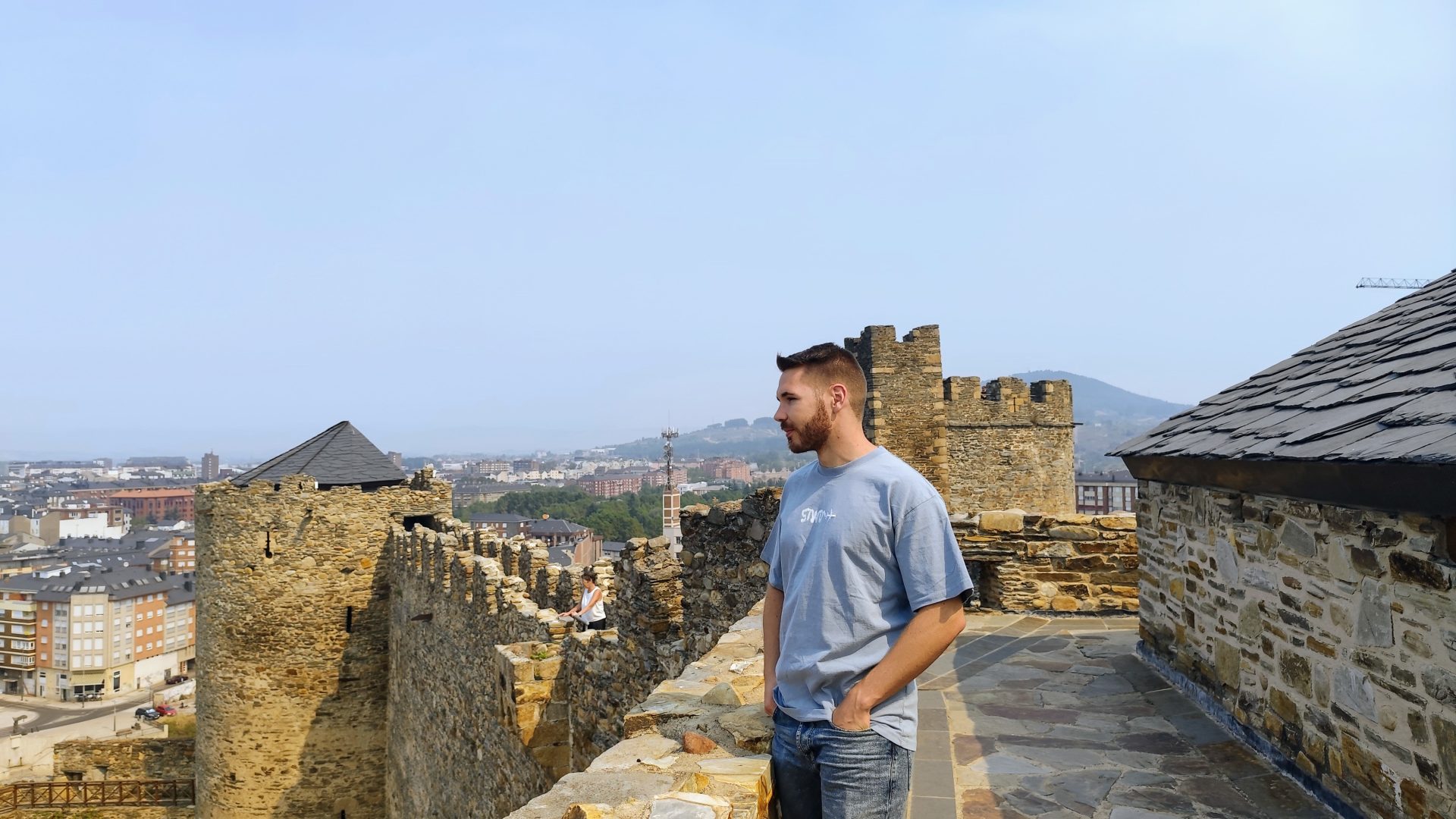 Aarón en el Castillo de Ponferrada.