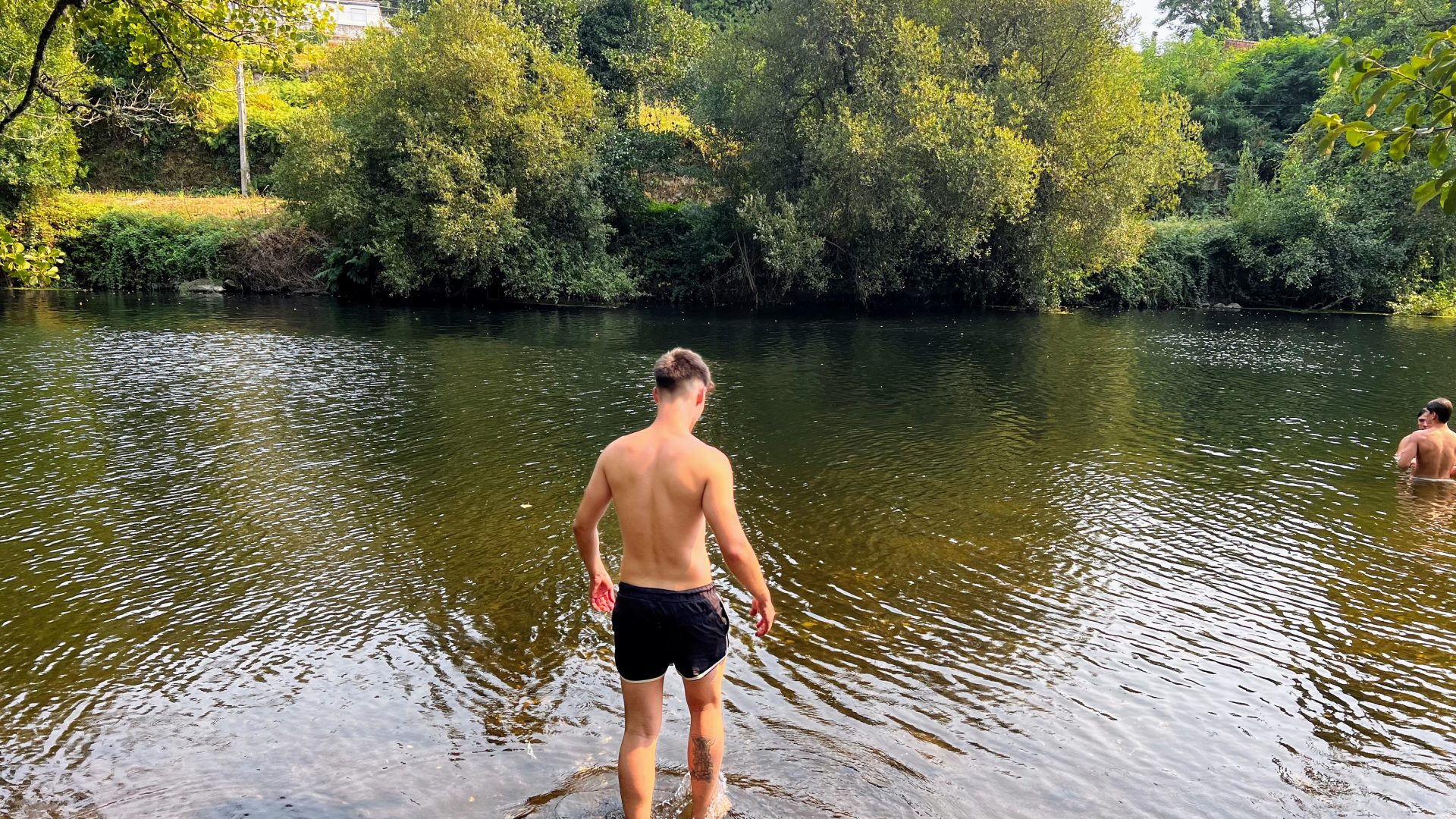 Álvaro en la playa fluvial de Ribadavia.