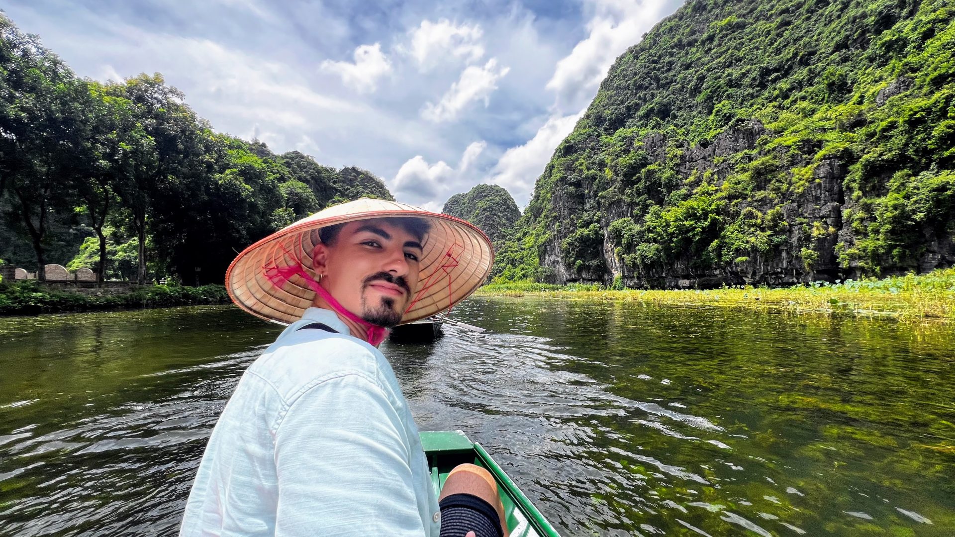 Álvaro navegando por Tam Coc, Vietnam.