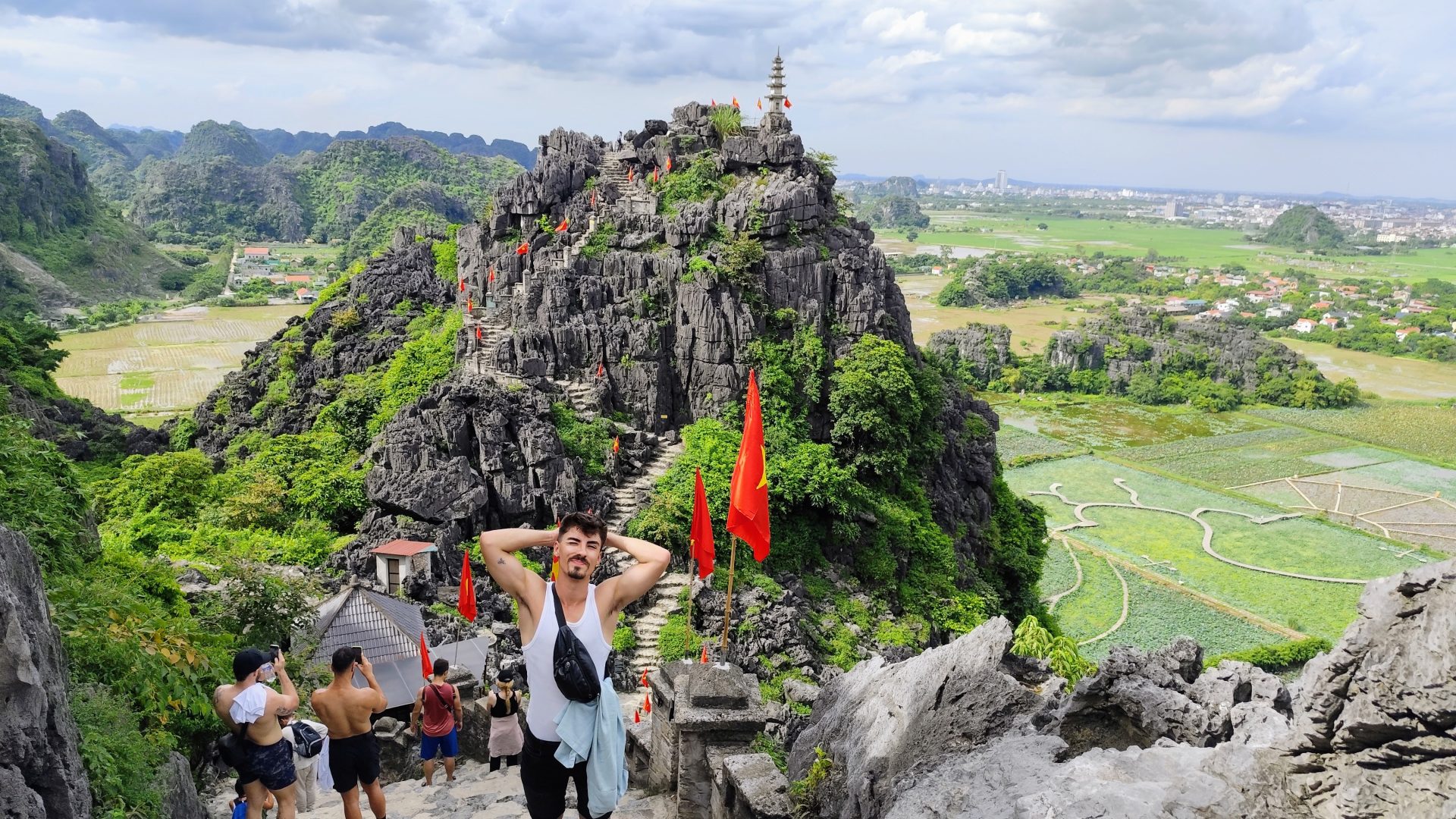 Álvaro subiendo al Templo del Dragón, Tam Coc.