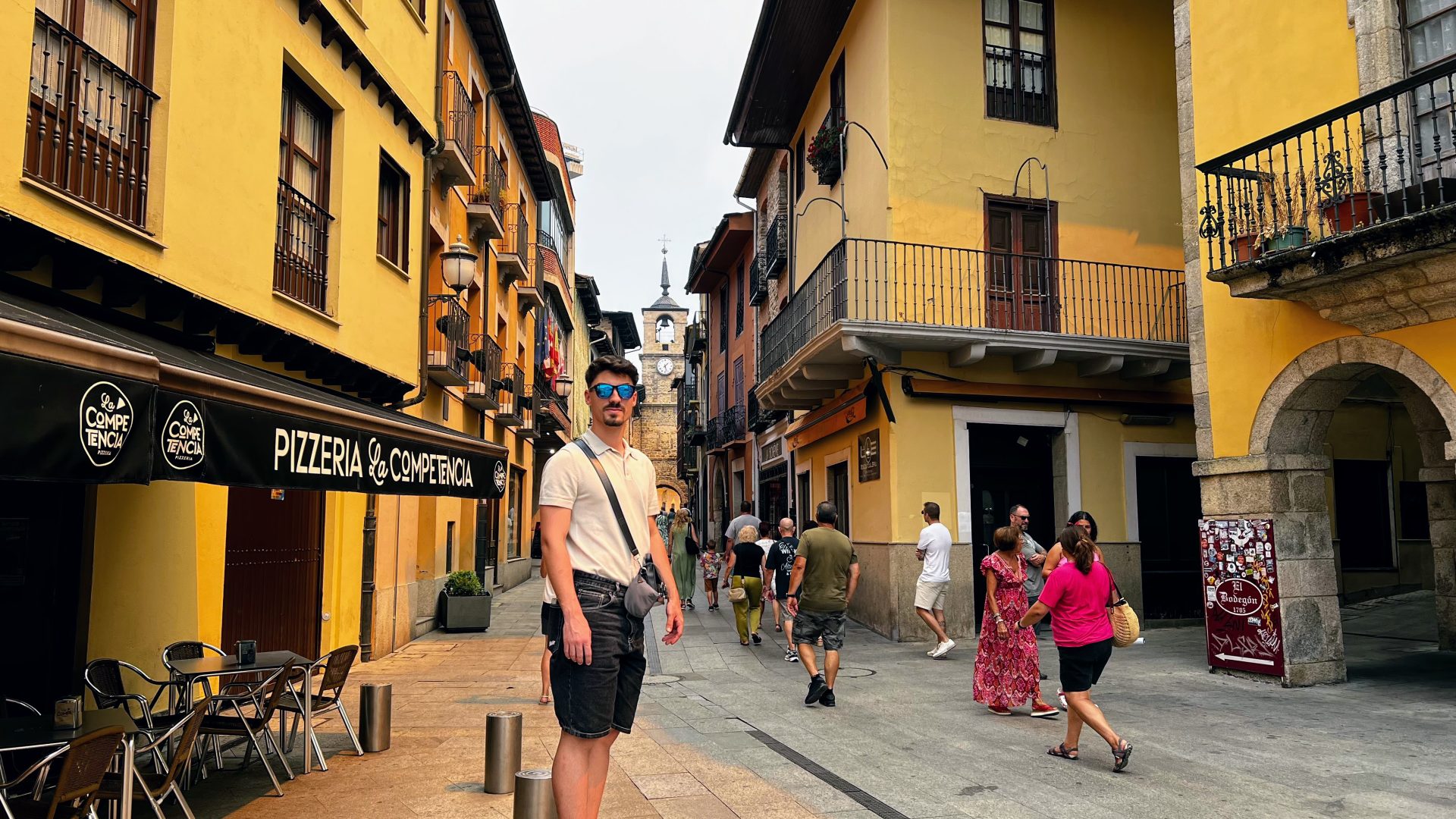 Álvaro y la Torre del Reloj de Ponferrada.