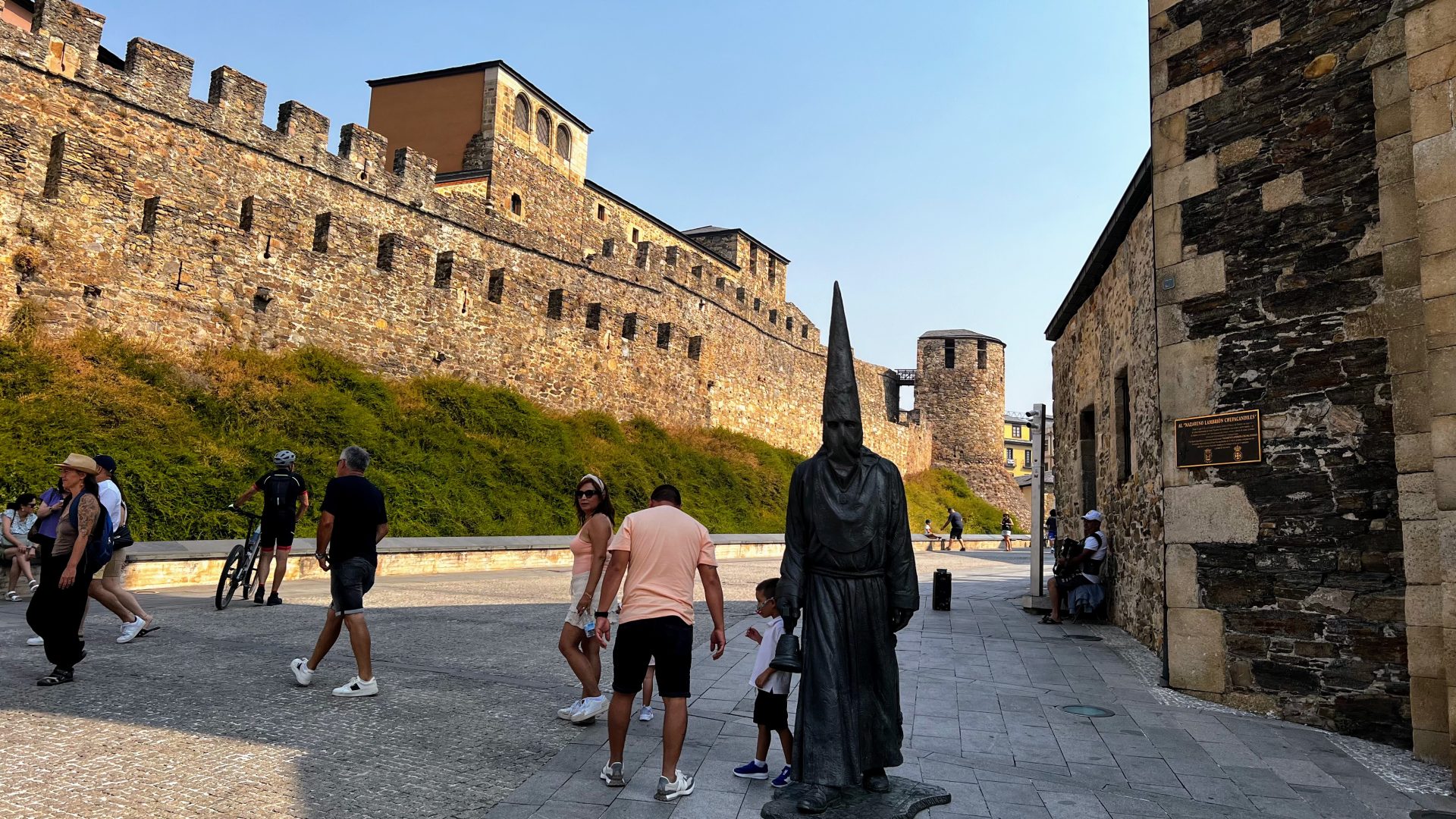 Estatua de El Lambrión Chupacandiles.