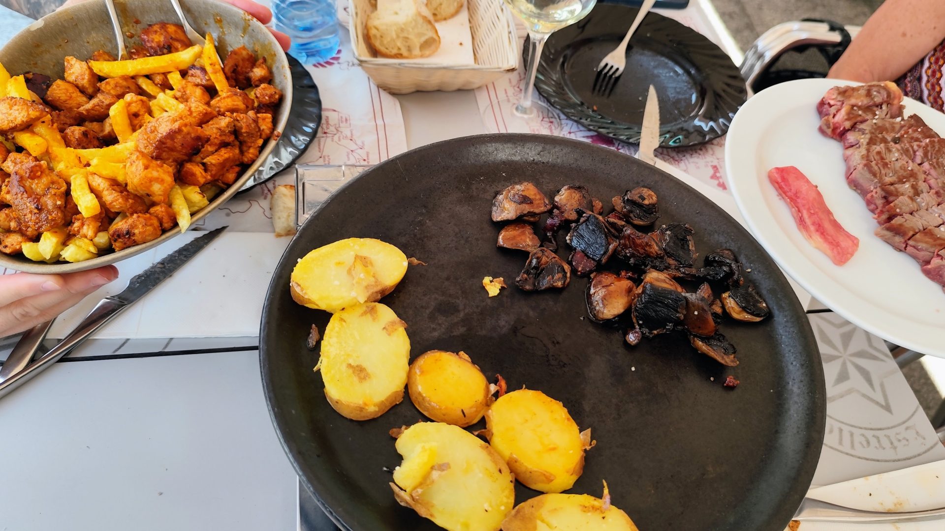 Raxo con patatas y carne a la piedra.