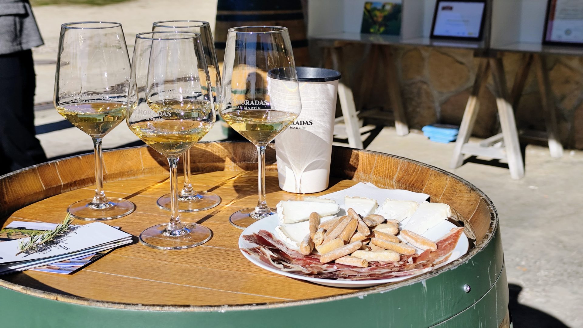 Cata de vinos y productos locales.