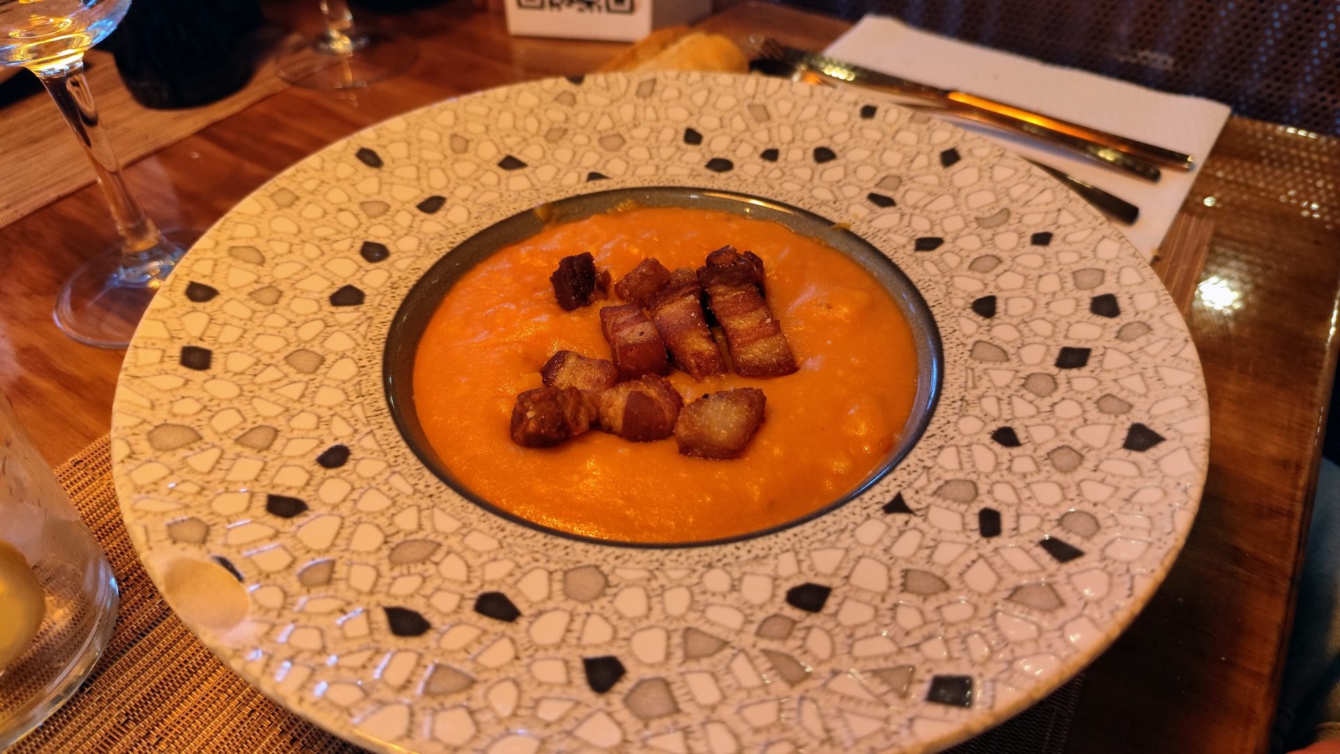 Patatas revolconas con torreznos.