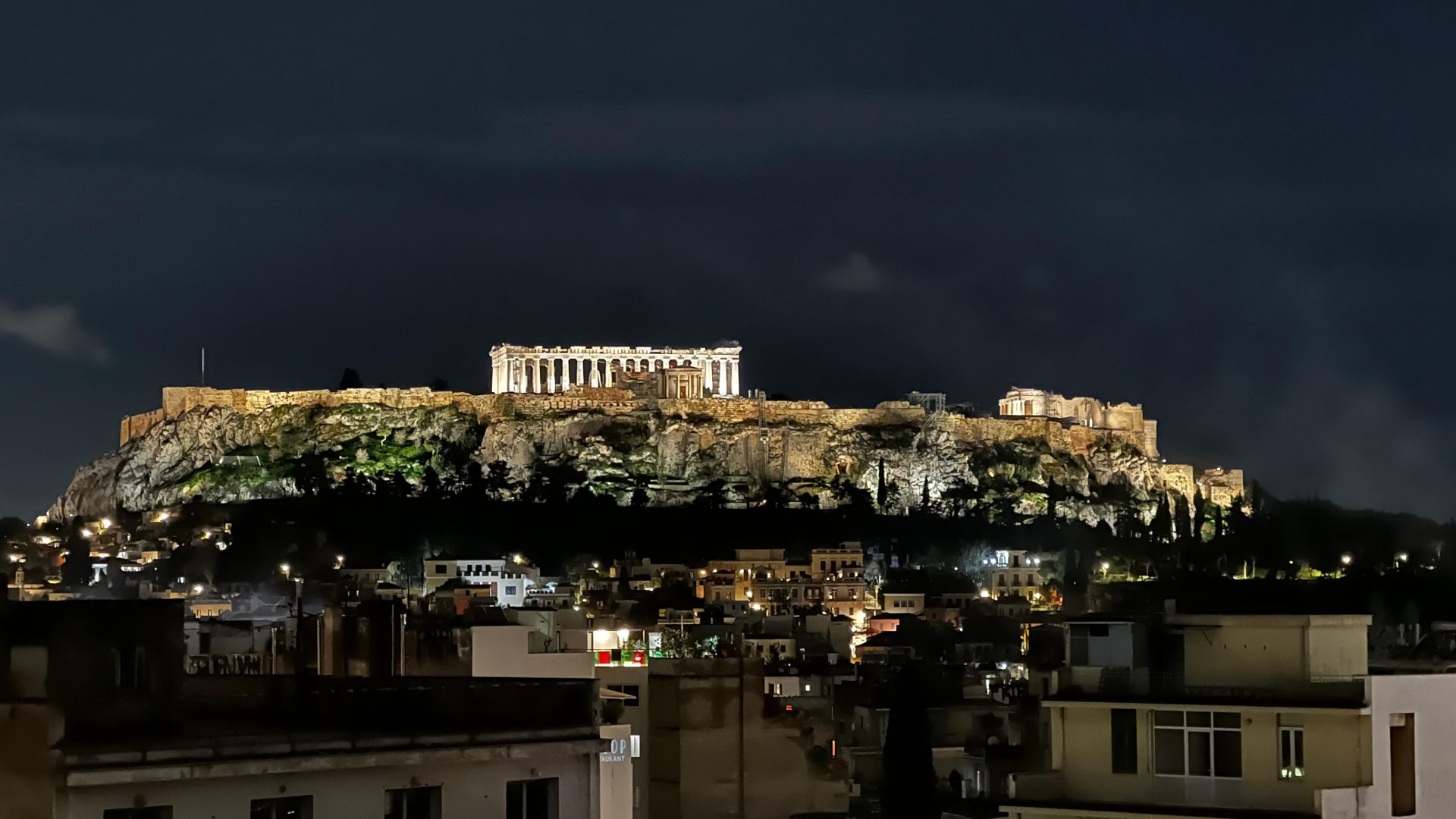 Acrópolis de Atenas por la noche.