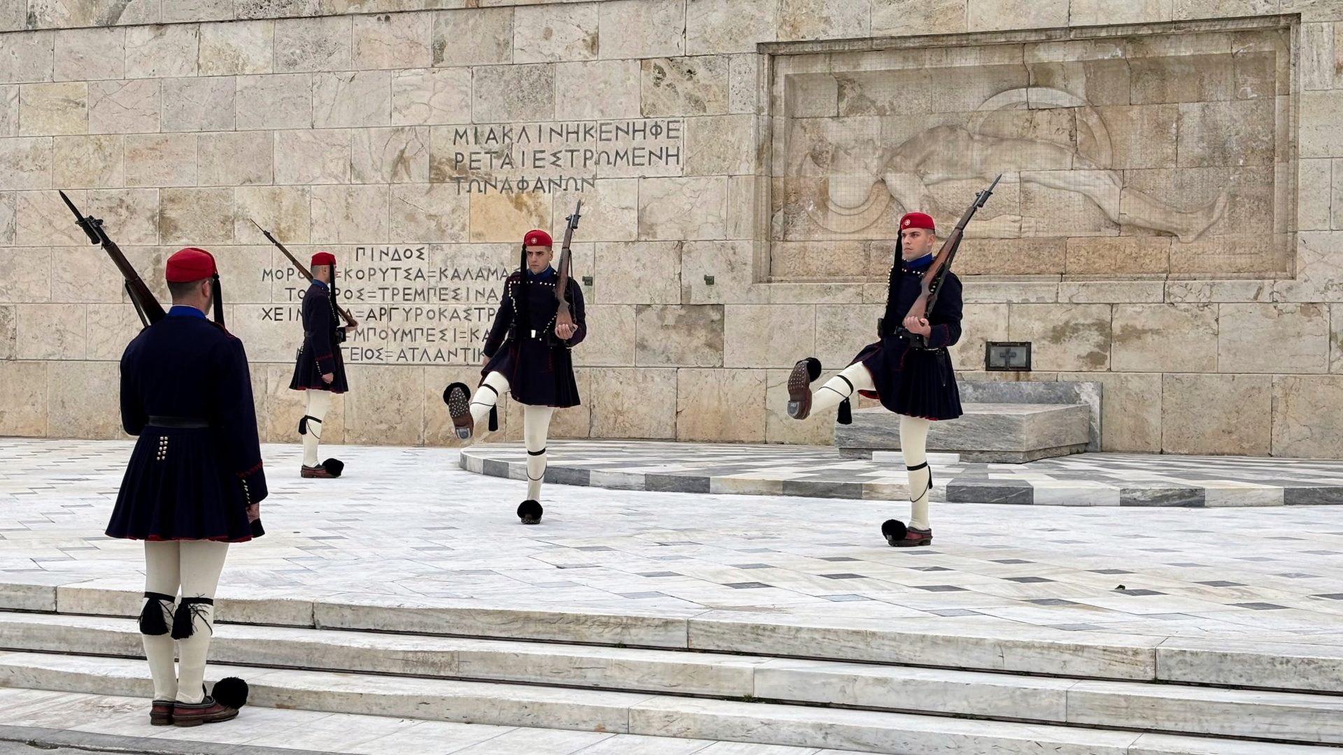 Cambio de guardia, Parlamento de Atenas.