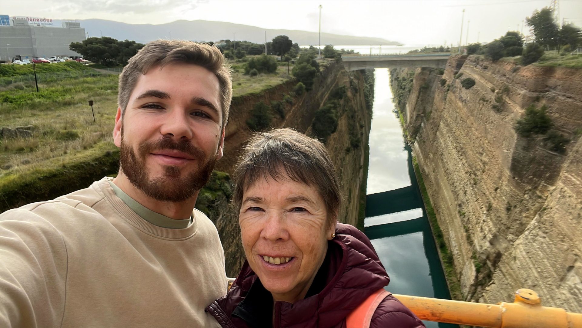 Aarón y Regina en el Canal de Corinto.