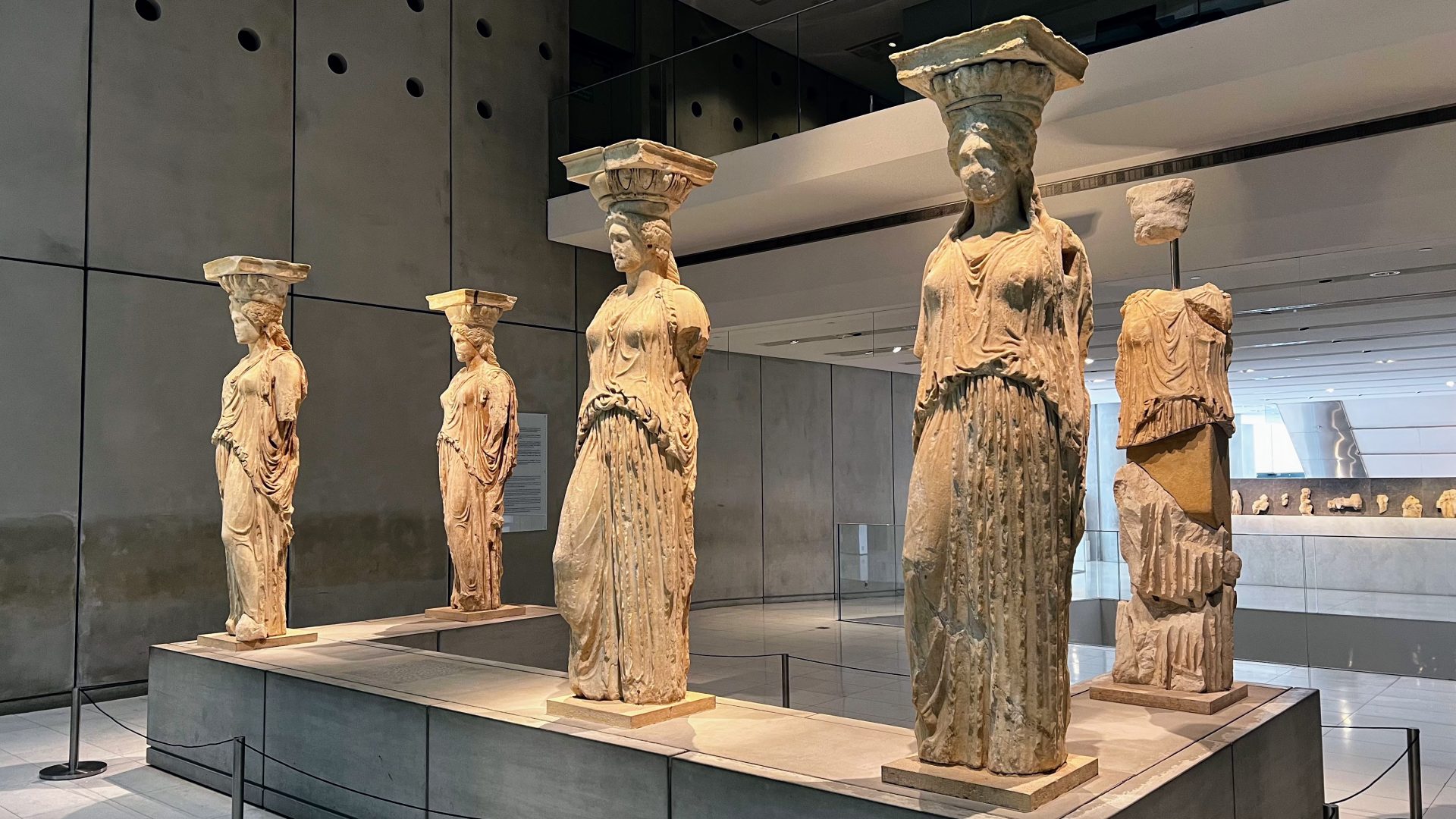 Cariátides originales de la Acrópolis de Atenas, Grecia.
