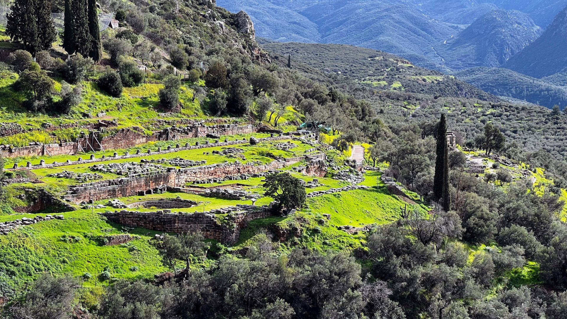 Gimnasio y Templo de Atenea de Delfos.