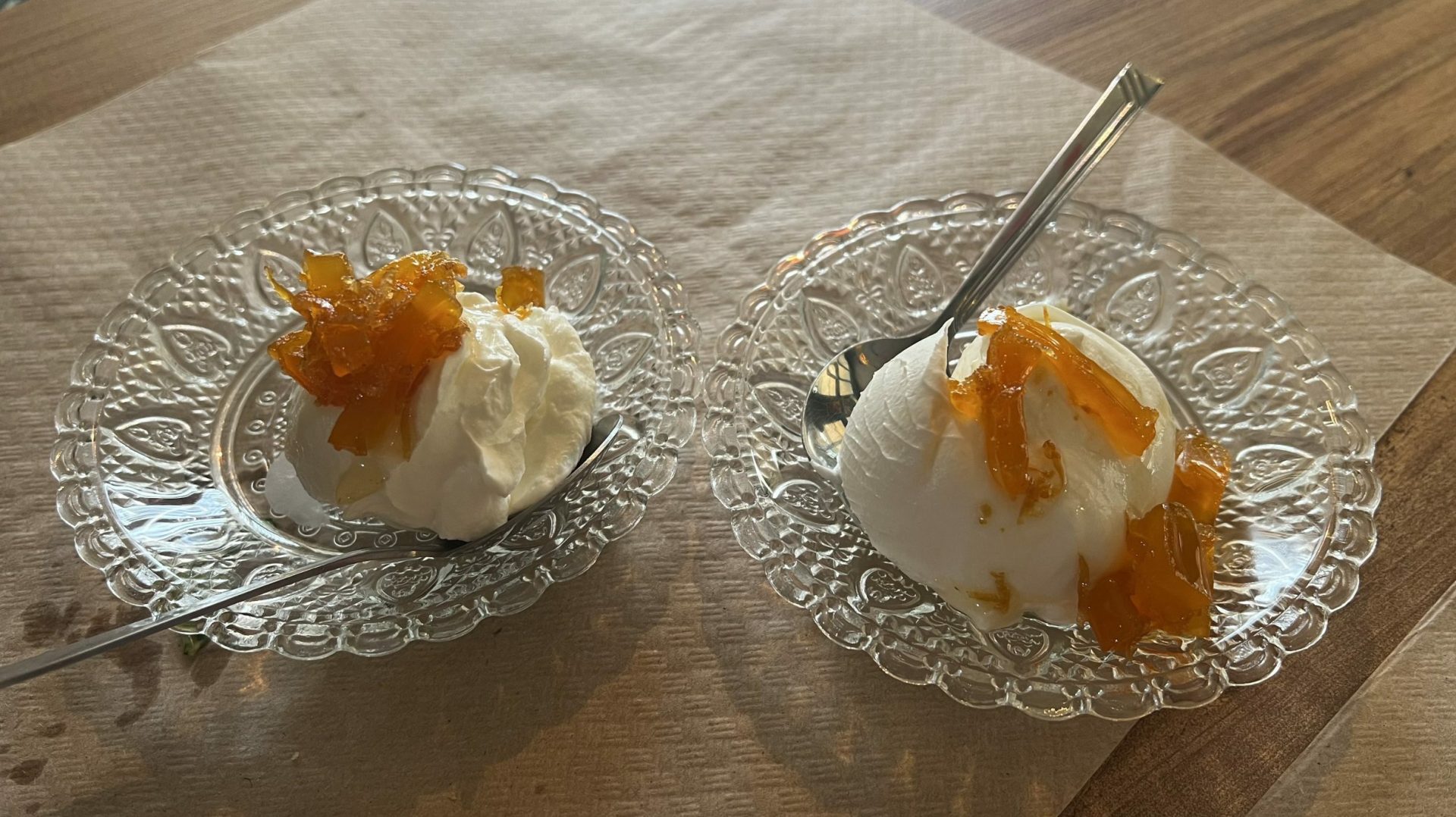 Yogur griego con naranja.