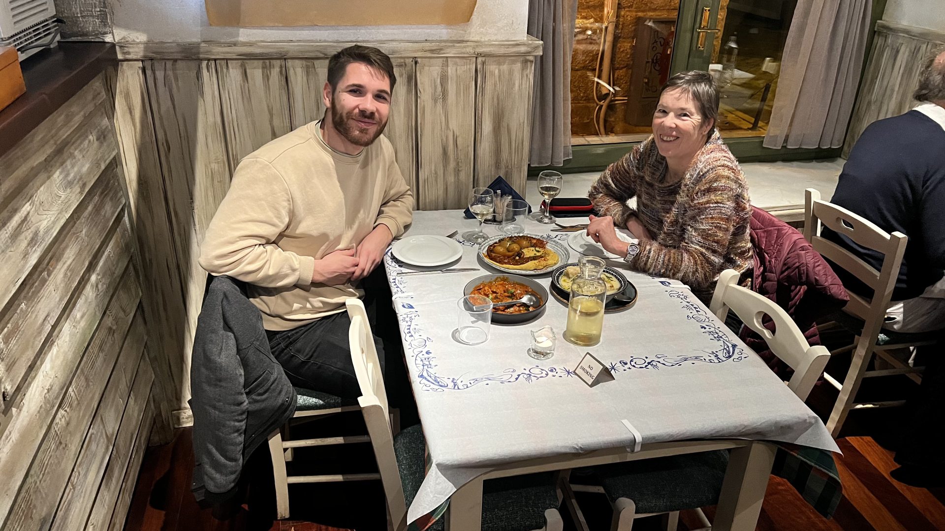 Aarón y Regina cenando en Náuplia.