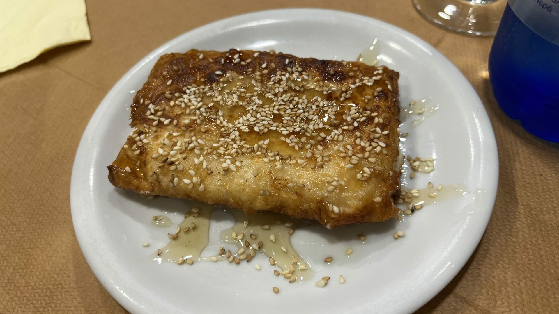 Saganaki con miel y sésamo.