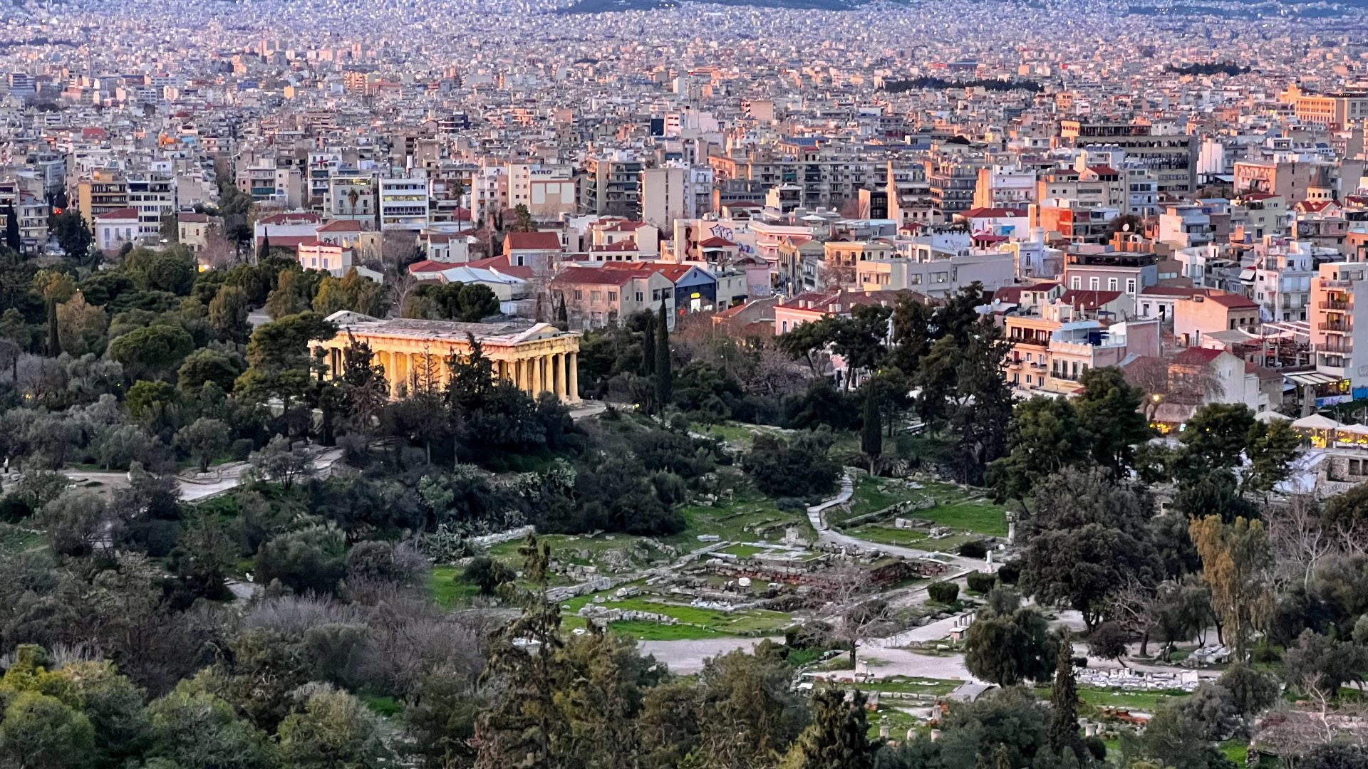 Ágora de Atenas al atardecer.