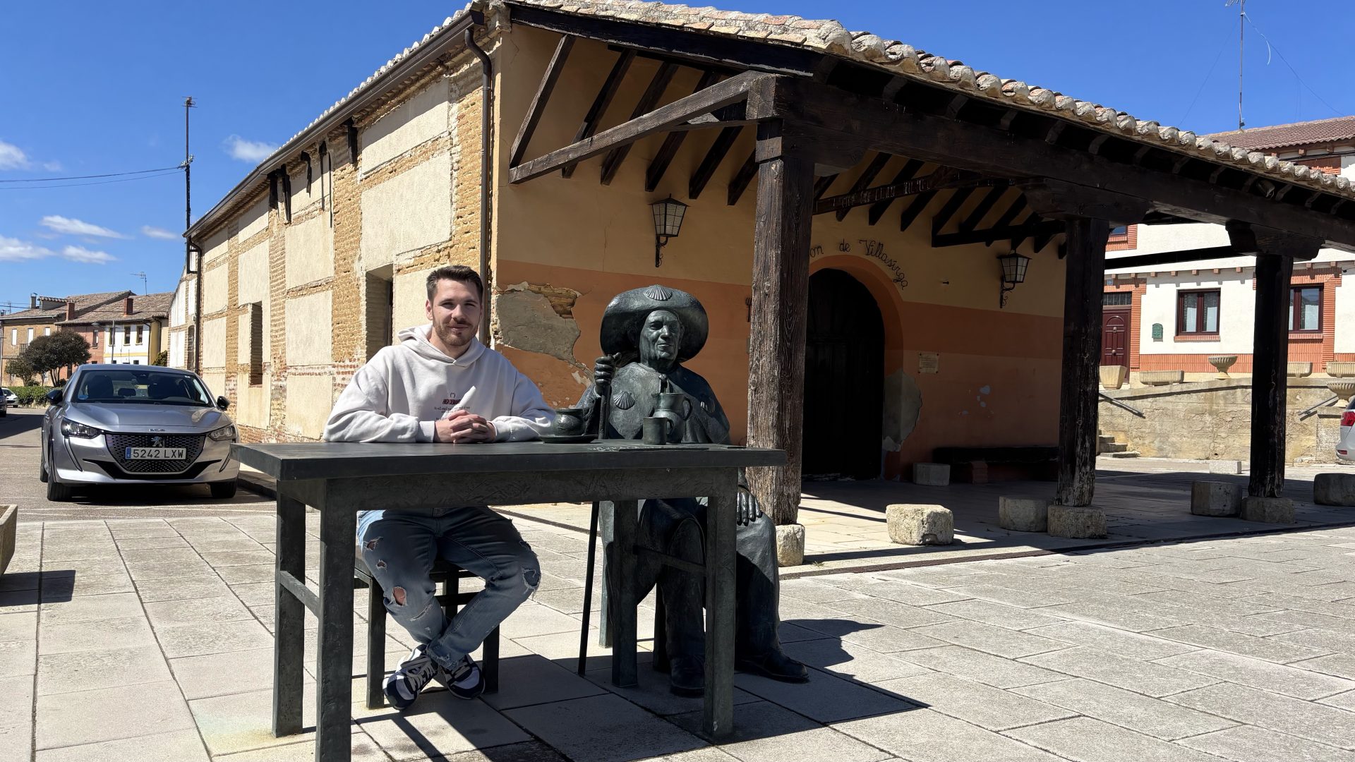 Aarón con la estatua del peregrino.