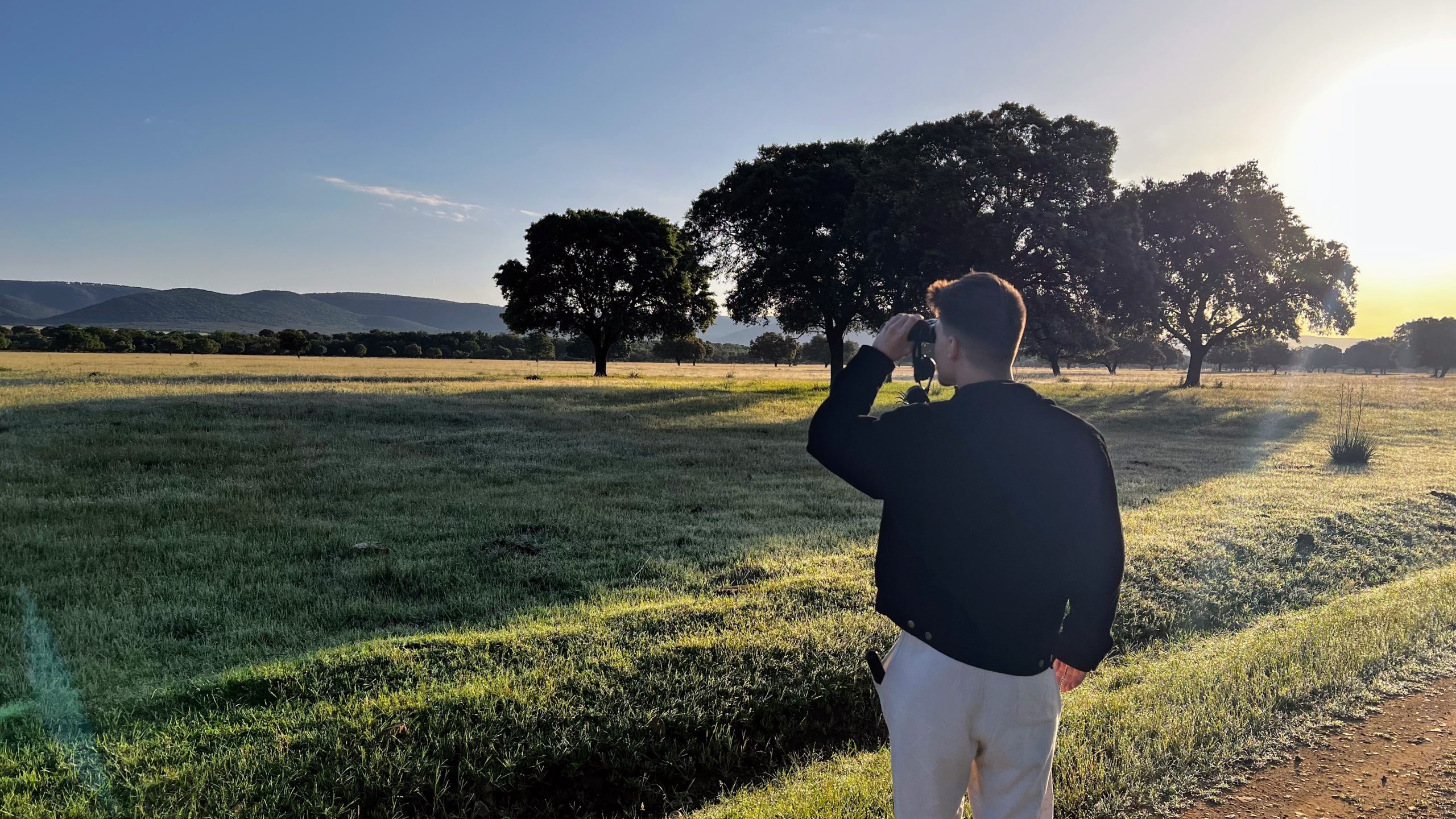 Álvaro buscando animales en Parque Nacional de Cabañeros.