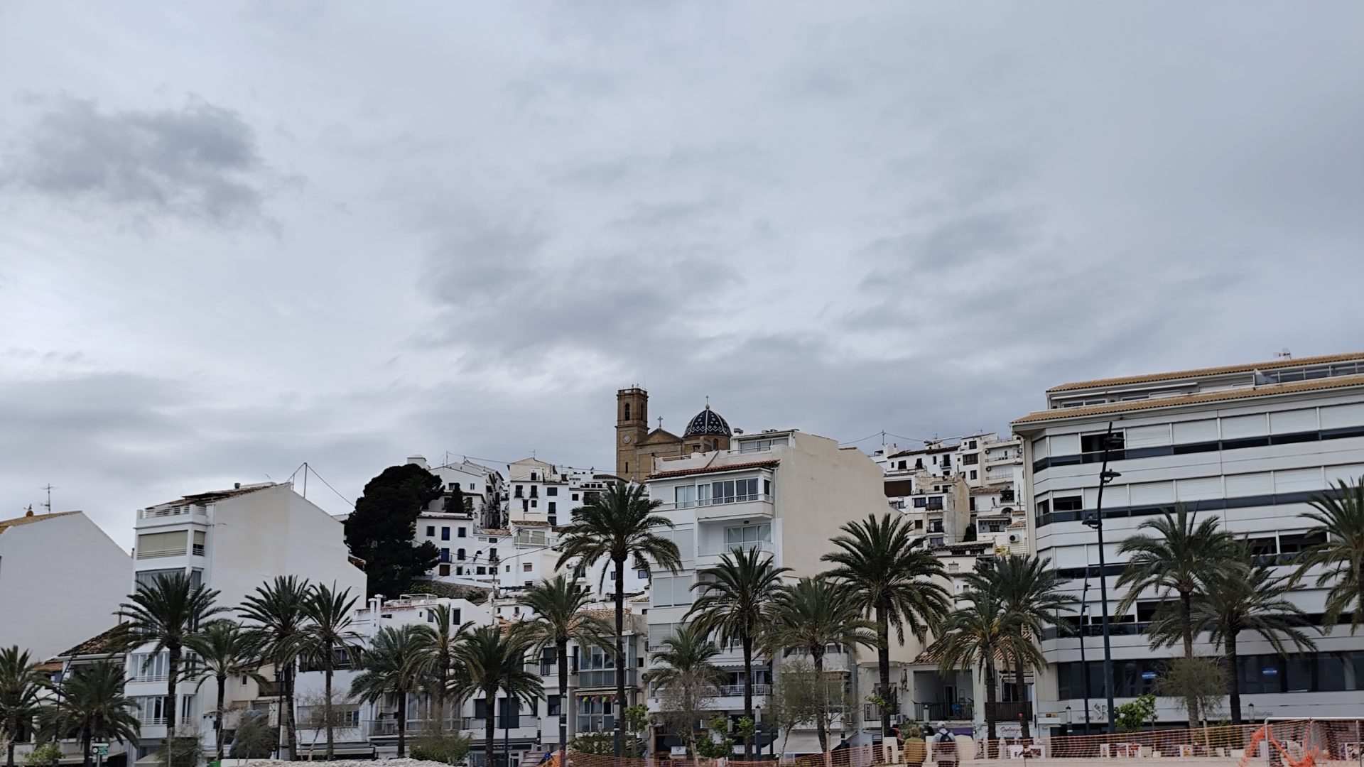 Vistas a Altea desde la playa.
