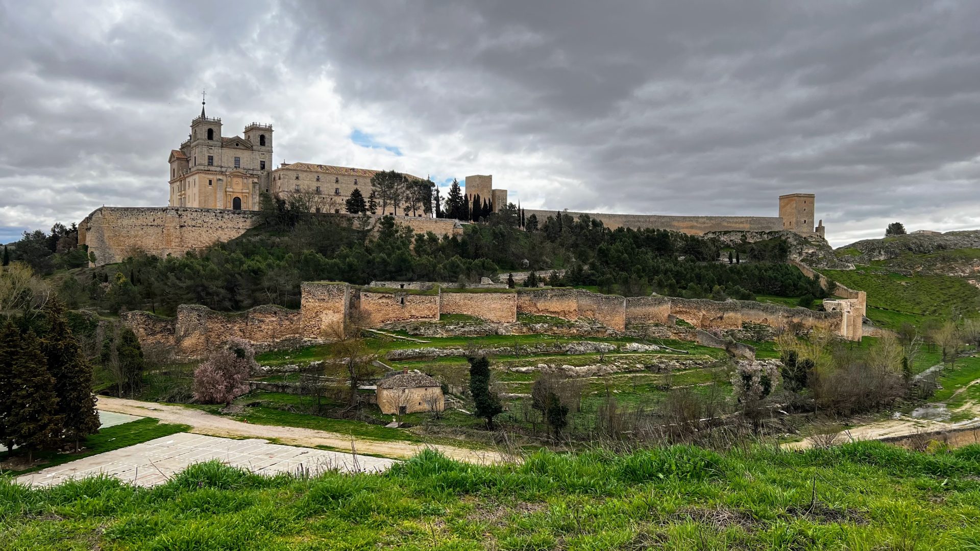 Vistas al castillo y monasterio de Uclés.