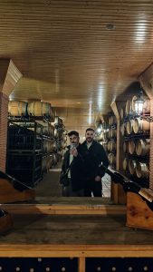 Álvaro y aarón en la bodega.