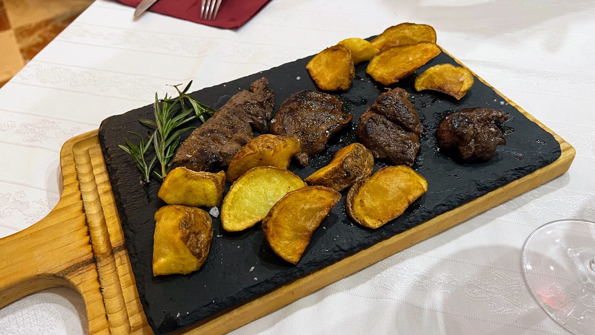 Solomillo de ciervo con patatas.