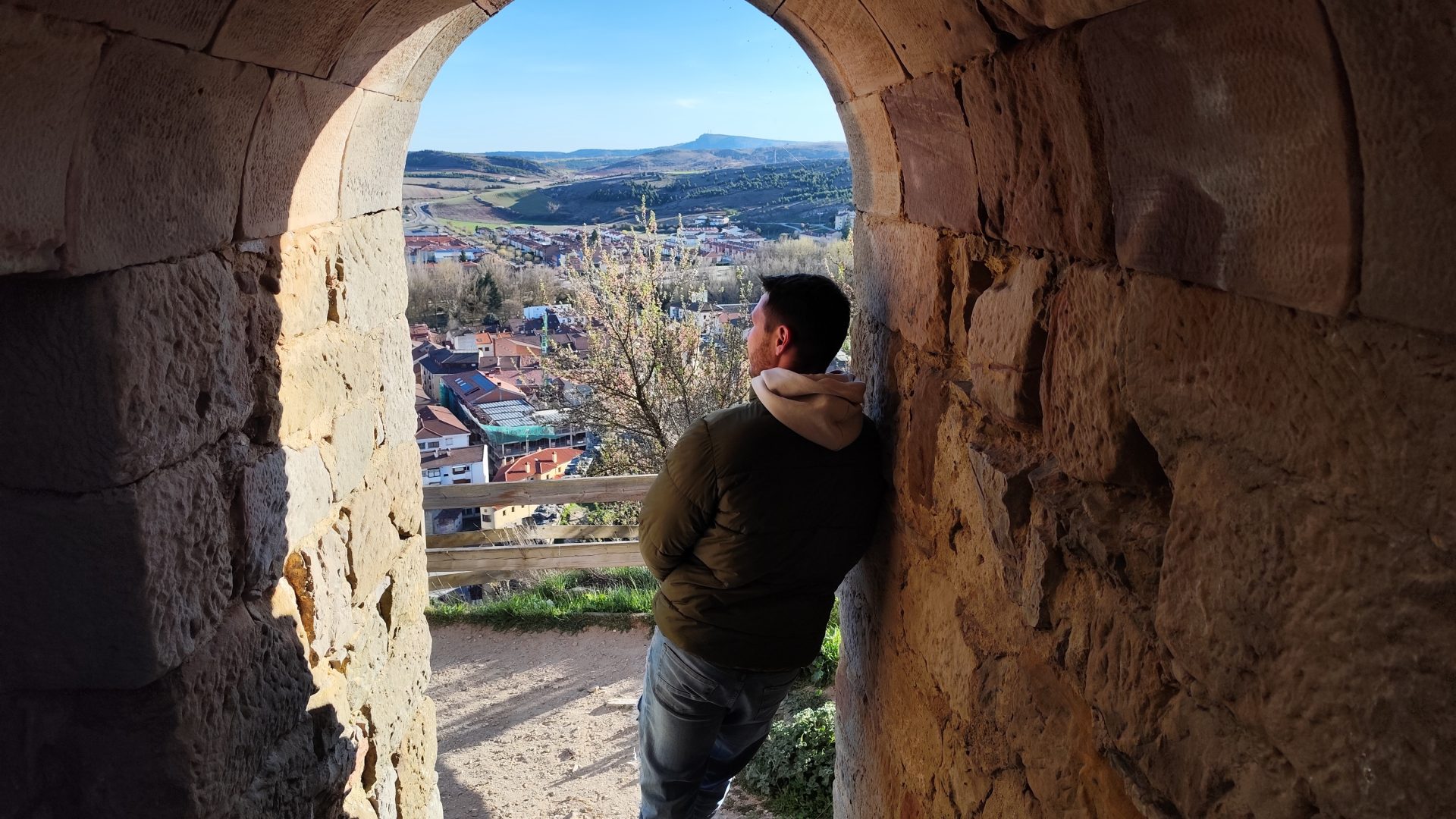Aarón en el Castillo de Aguilar de Campoo.